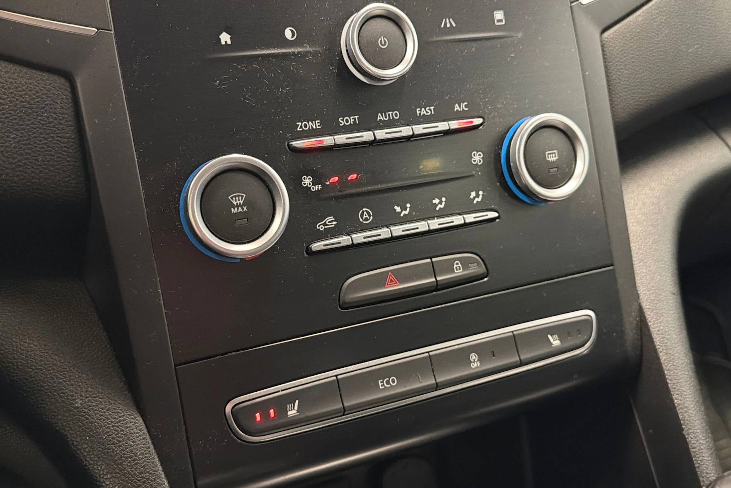 punainen Renault Megane 2016 kuva 21.