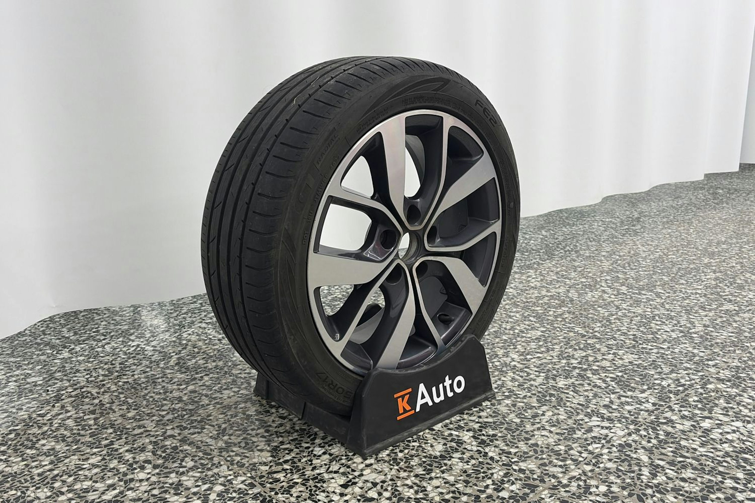 punainen Renault Megane 2019 kuva 13.