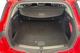 punainen Renault Megane 2019 kuva 14.