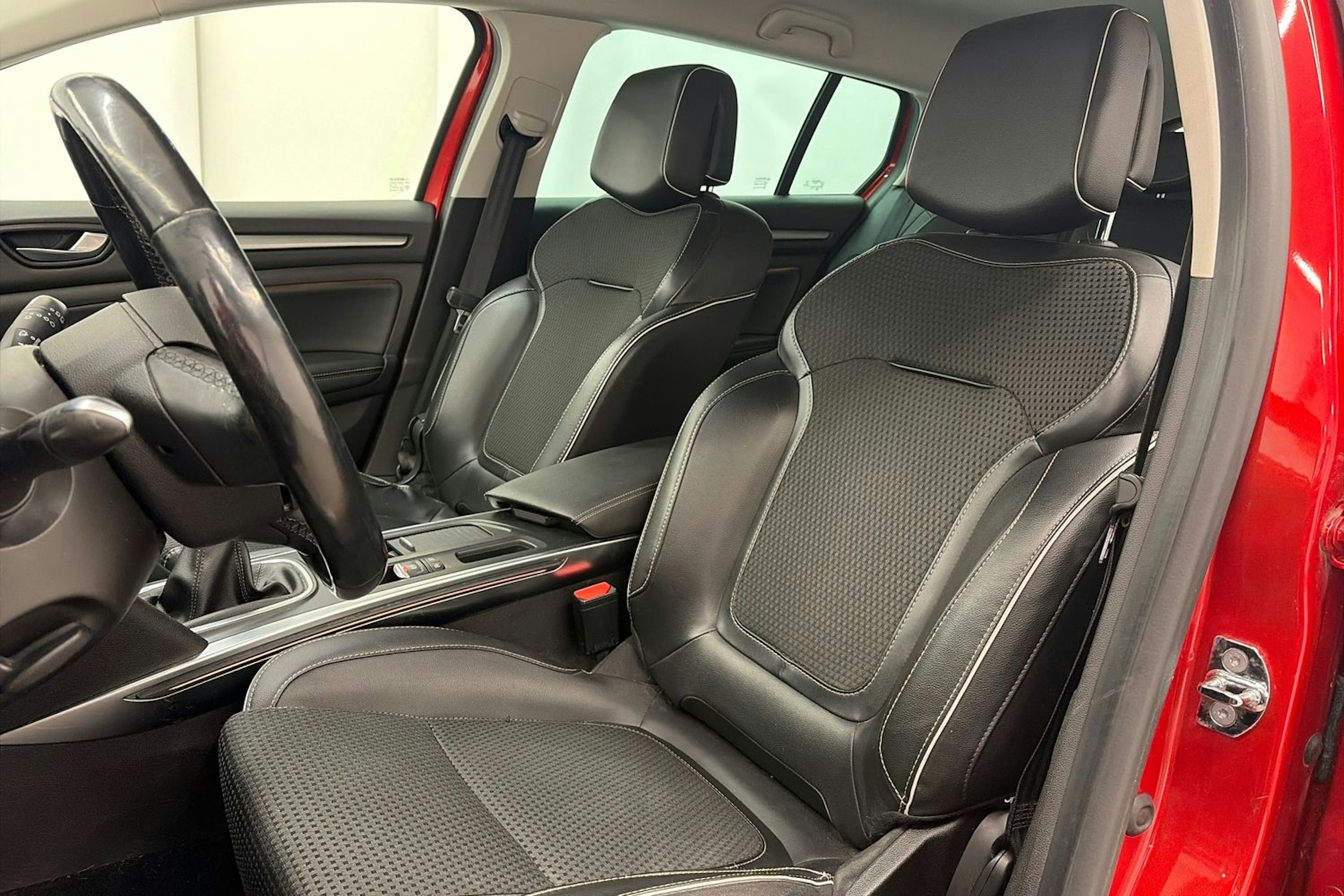 punainen Renault Megane 2019 kuva 15.