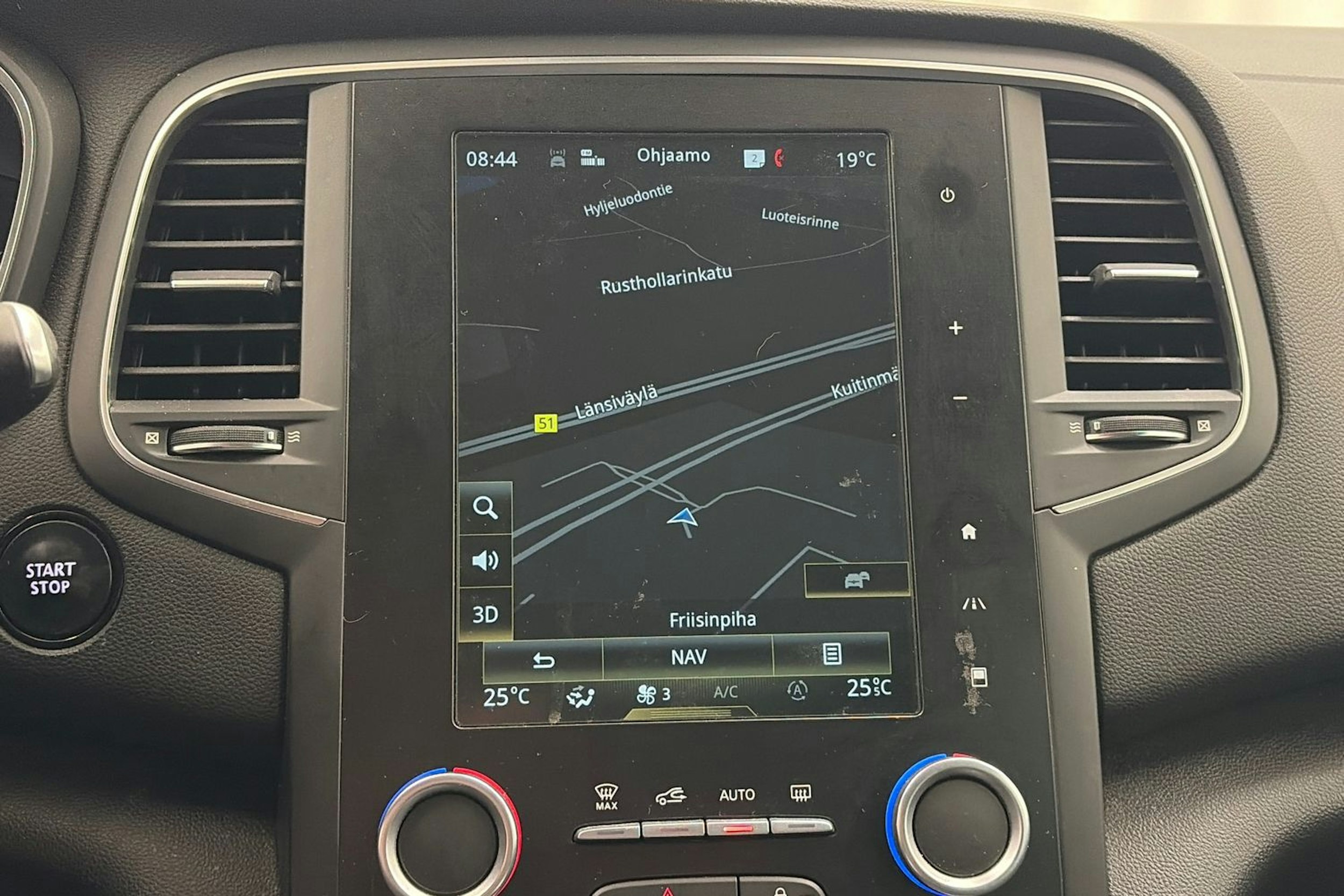 punainen Renault Megane 2019 kuva 20.