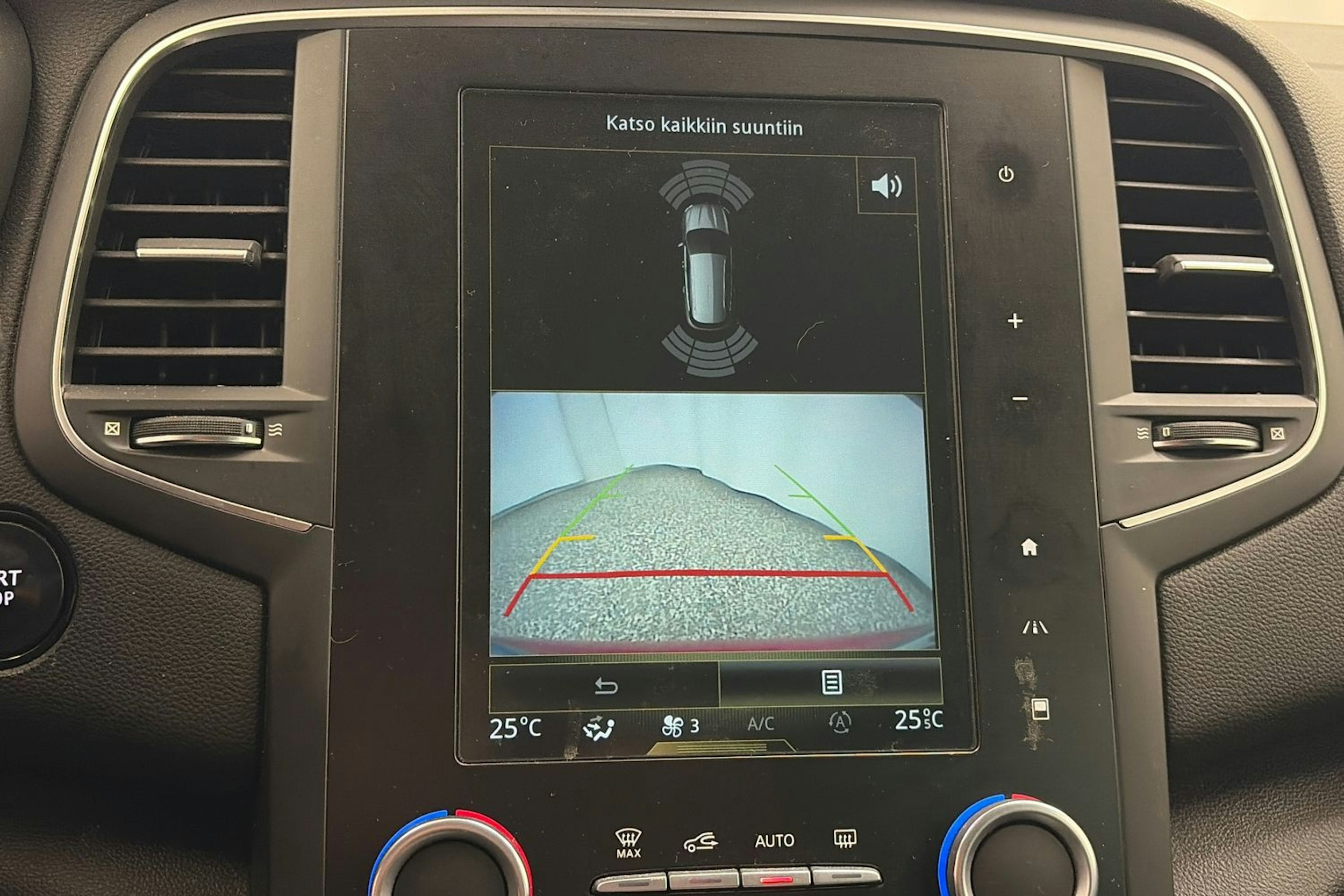 punainen Renault Megane 2019 kuva 21.