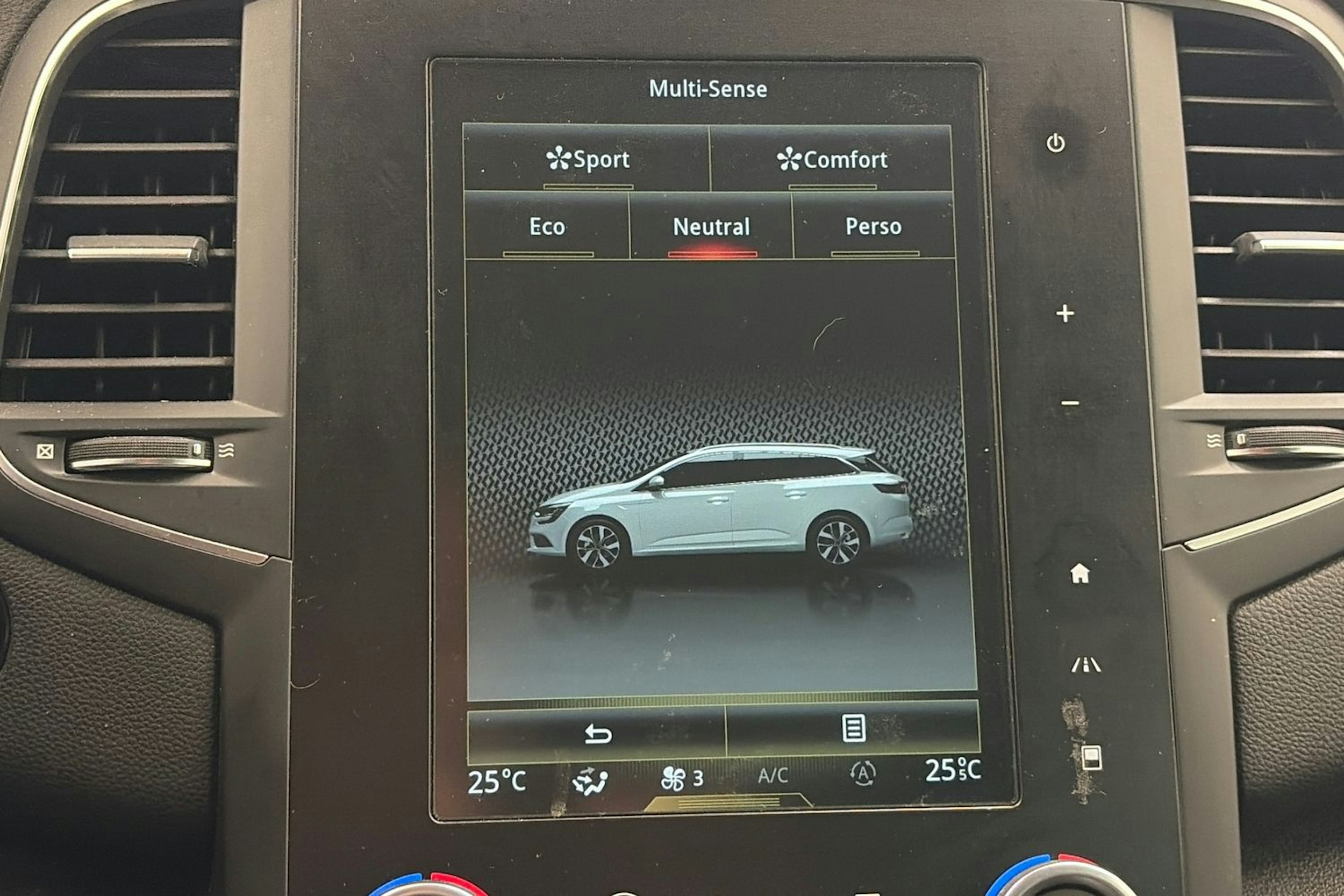 punainen Renault Megane 2019 kuva 23.