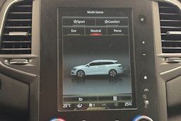 punainen Renault Megane 2019 kuva 23.