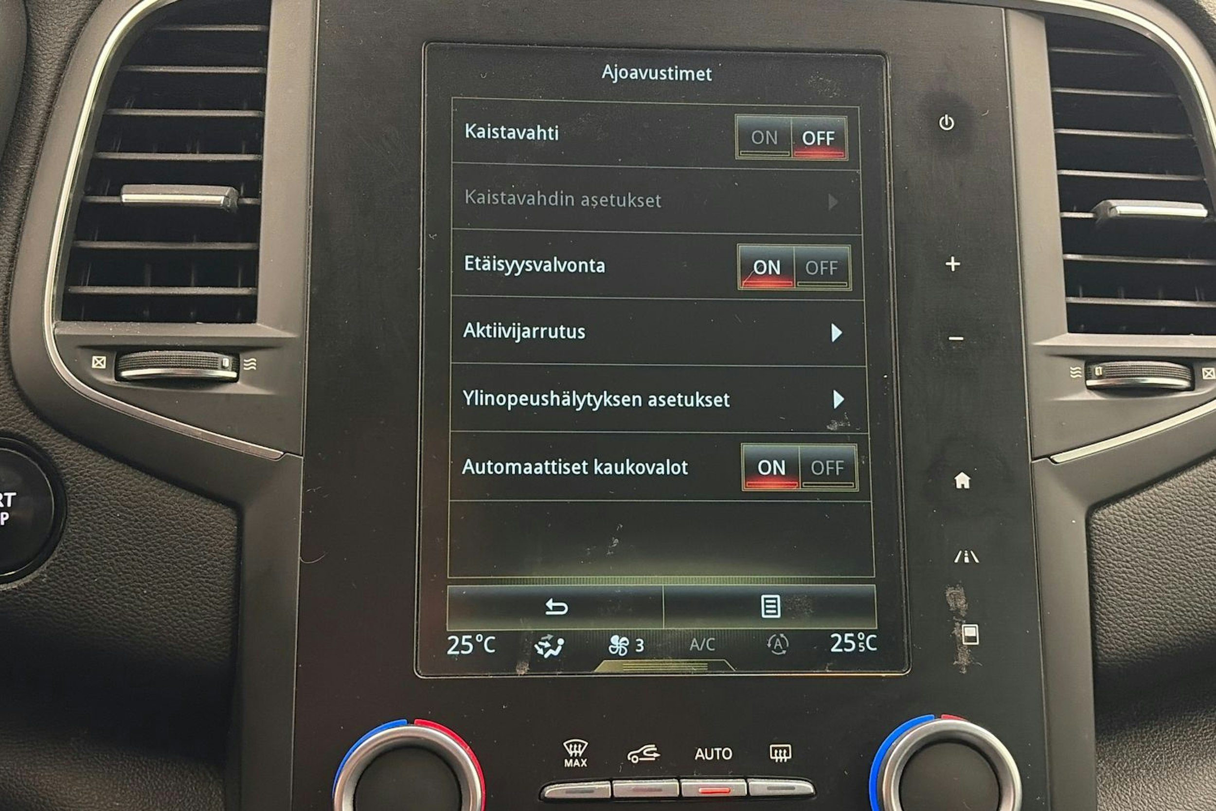 punainen Renault Megane 2019 kuva 24.