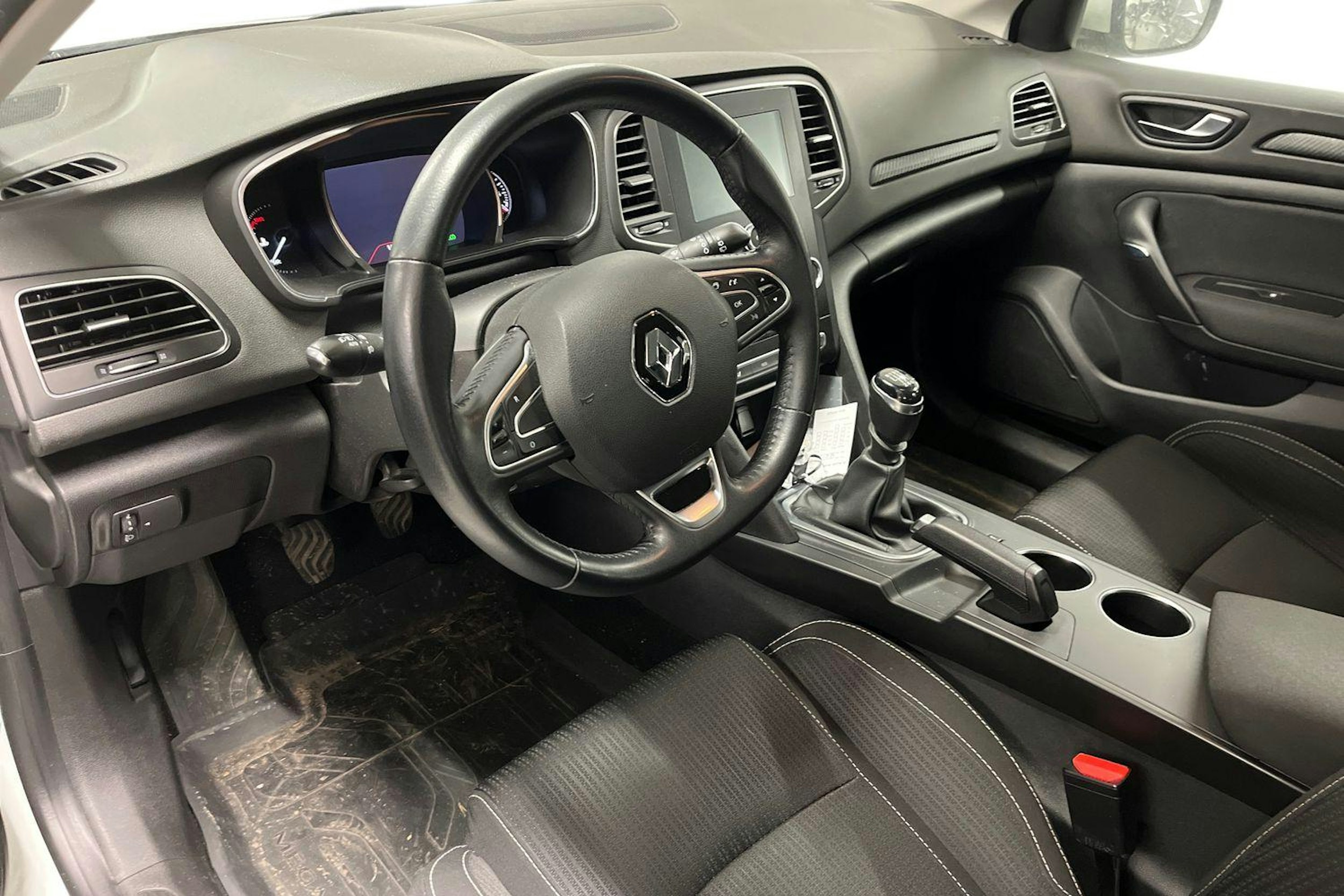 valkoinen Renault Megane 2019 kuva 3.