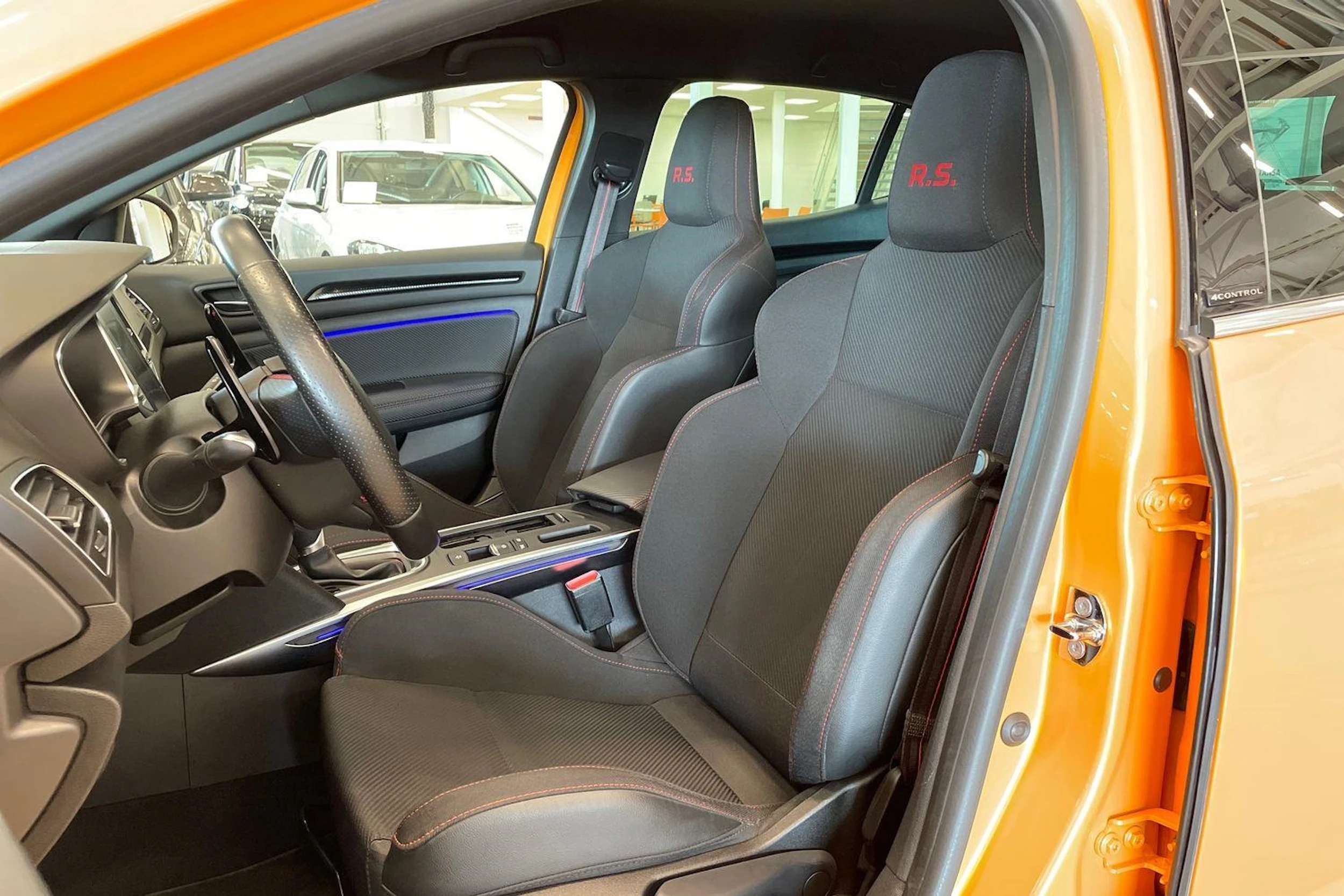oranssi Renault Megane 2021 kuva 11.