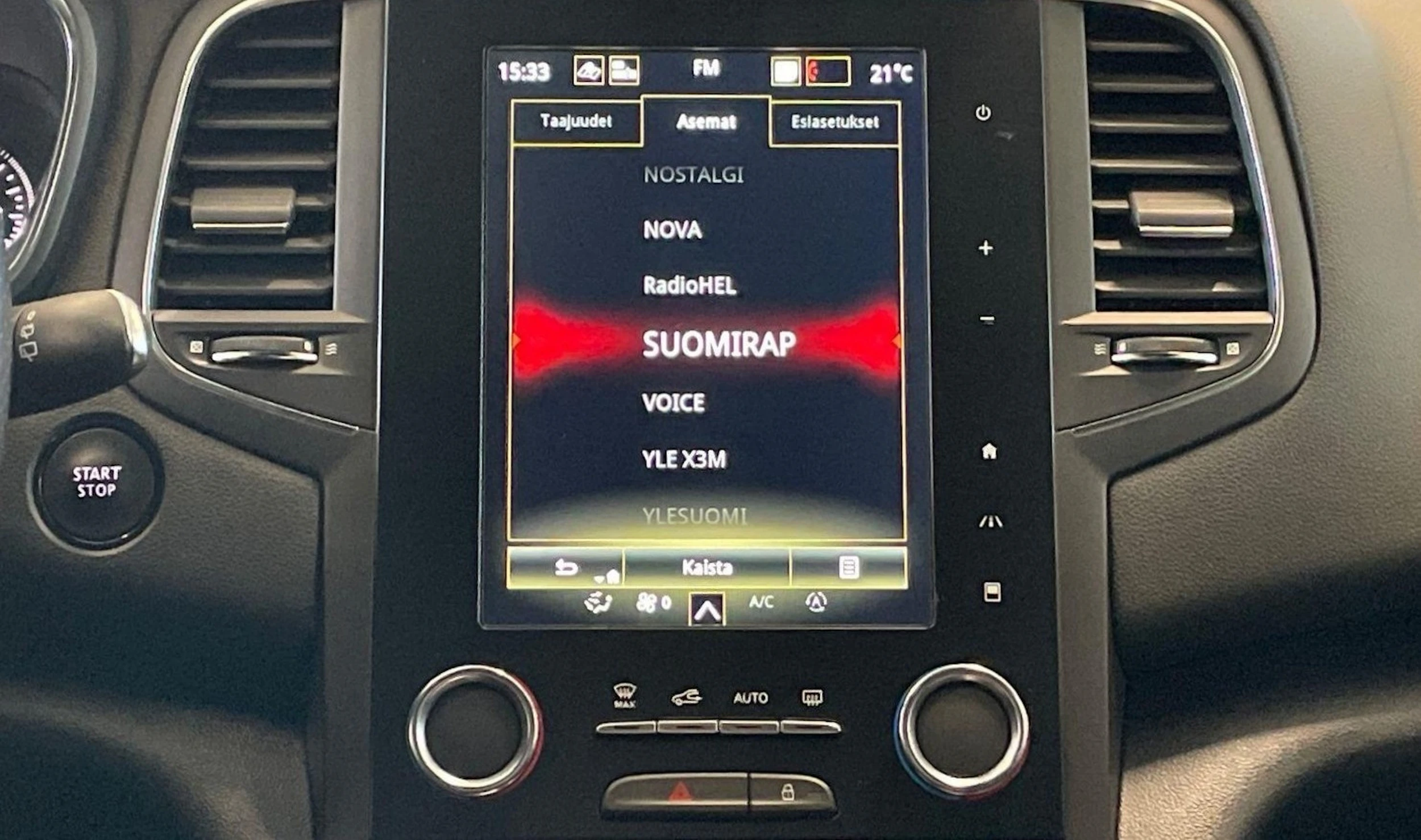 oranssi Renault Megane 2021 kuva 20.