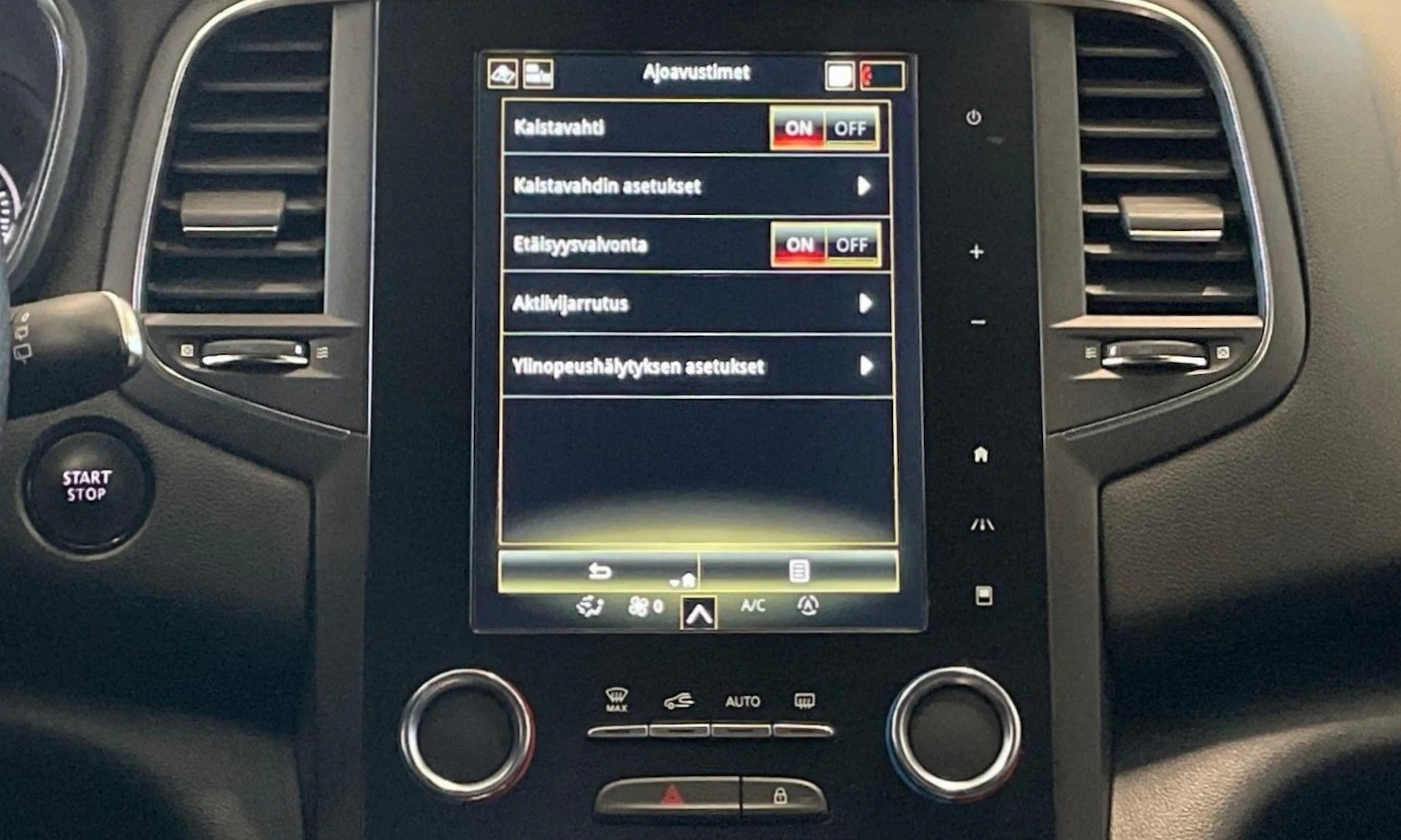 oranssi Renault Megane 2021 kuva 23.