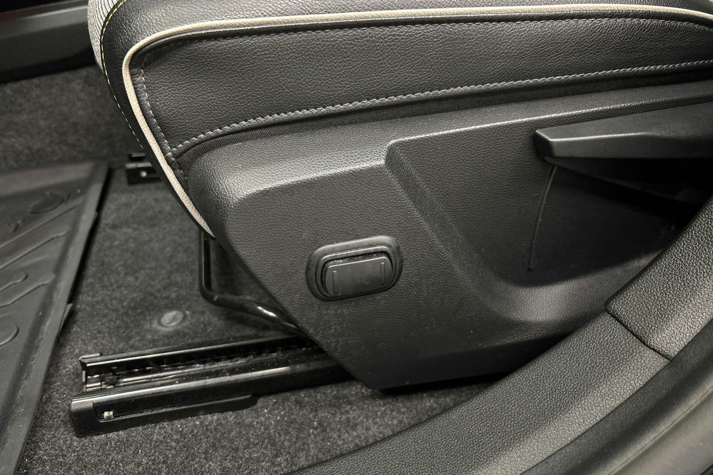 musta Renault Megane 2022 kuva 28.