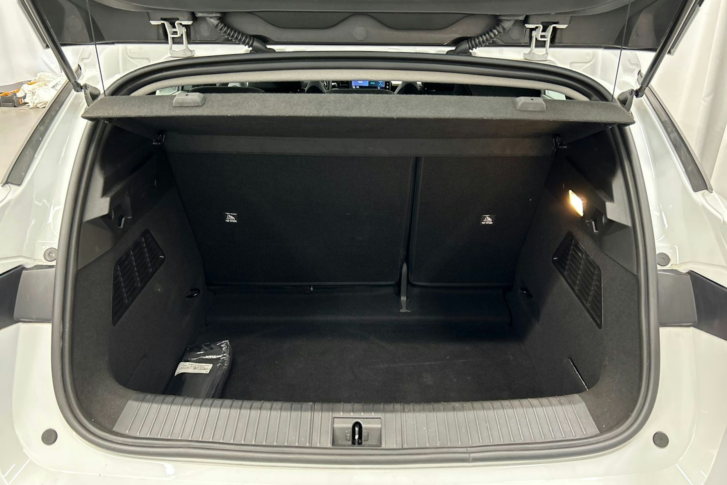 valkoinen Renault Megane 2022 kuva 14.