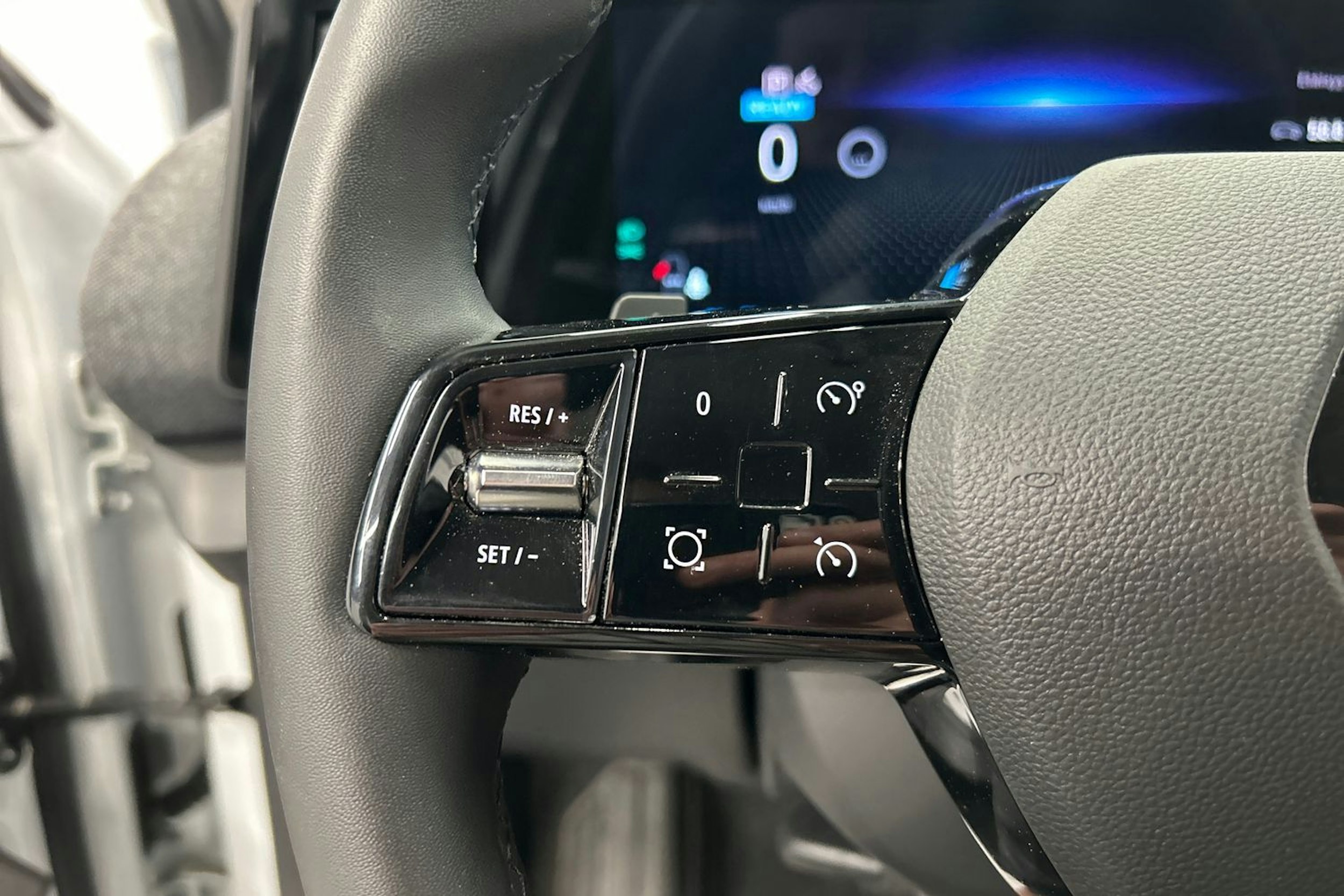 valkoinen Renault Megane 2022 kuva 20.
