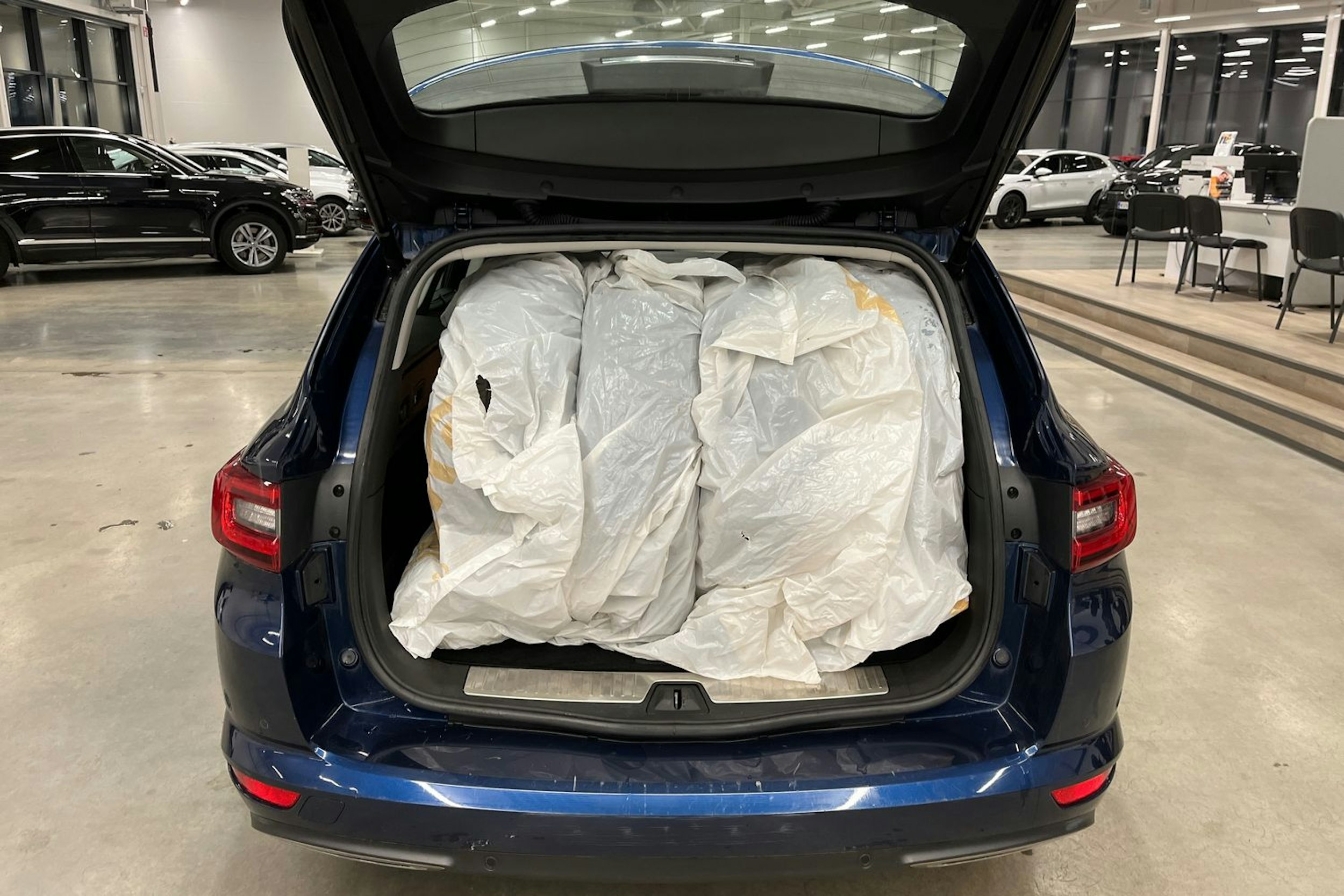 sininen Renault Talisman 2016 kuva 28.