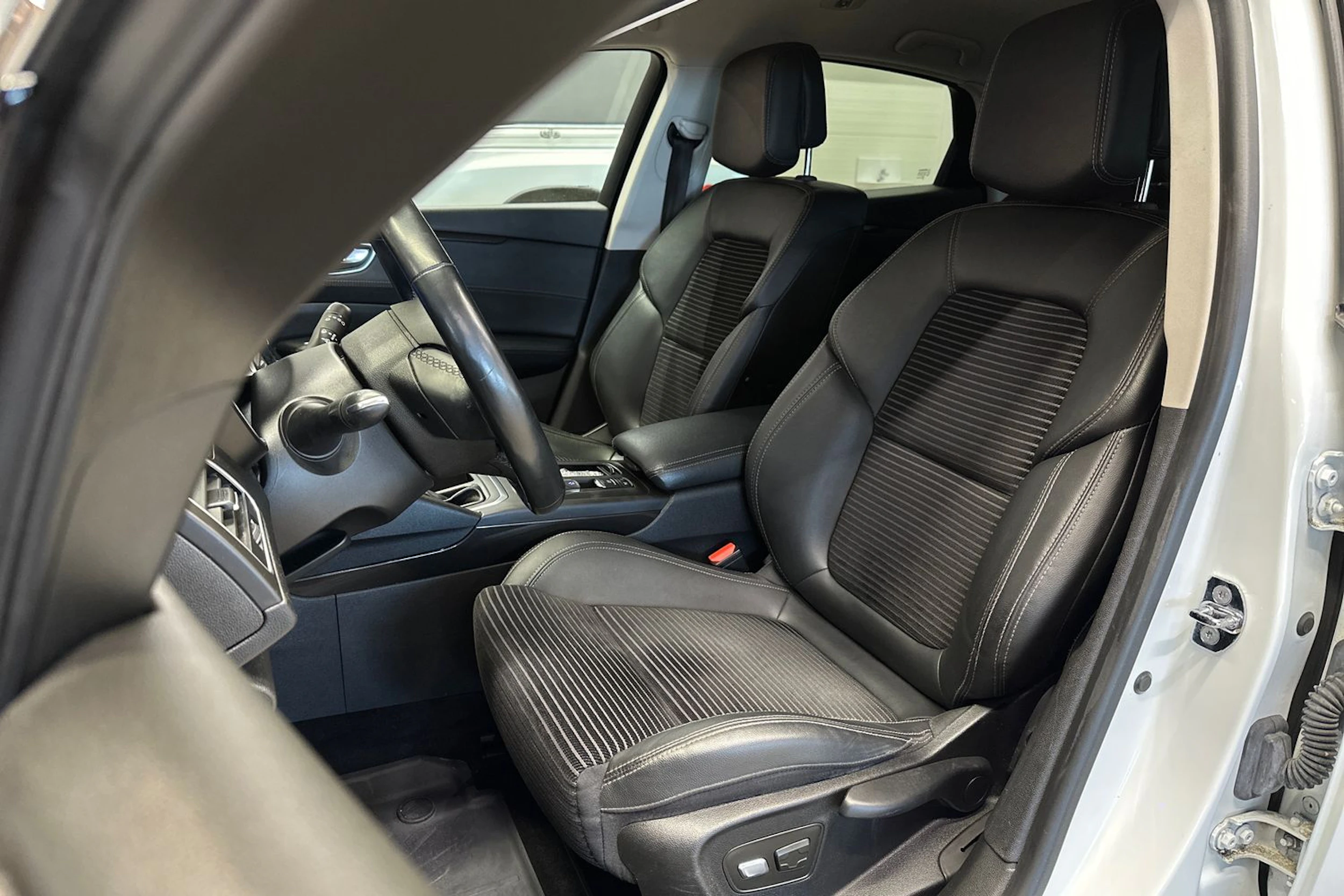 valkoinen Renault Talisman 2017 kuva 17.