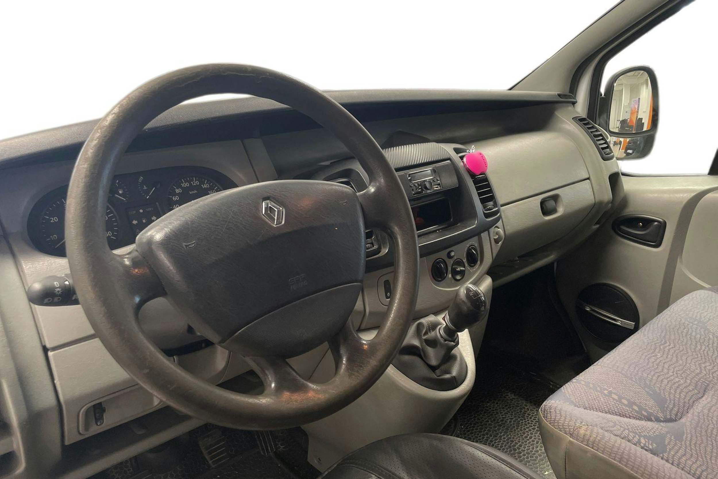 Valkoinen Renault Trafic 2002 kuva 3.