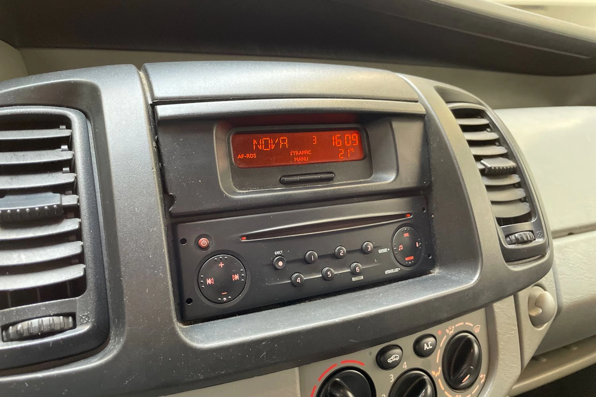 musta Renault Trafic 2005 kuva 17.