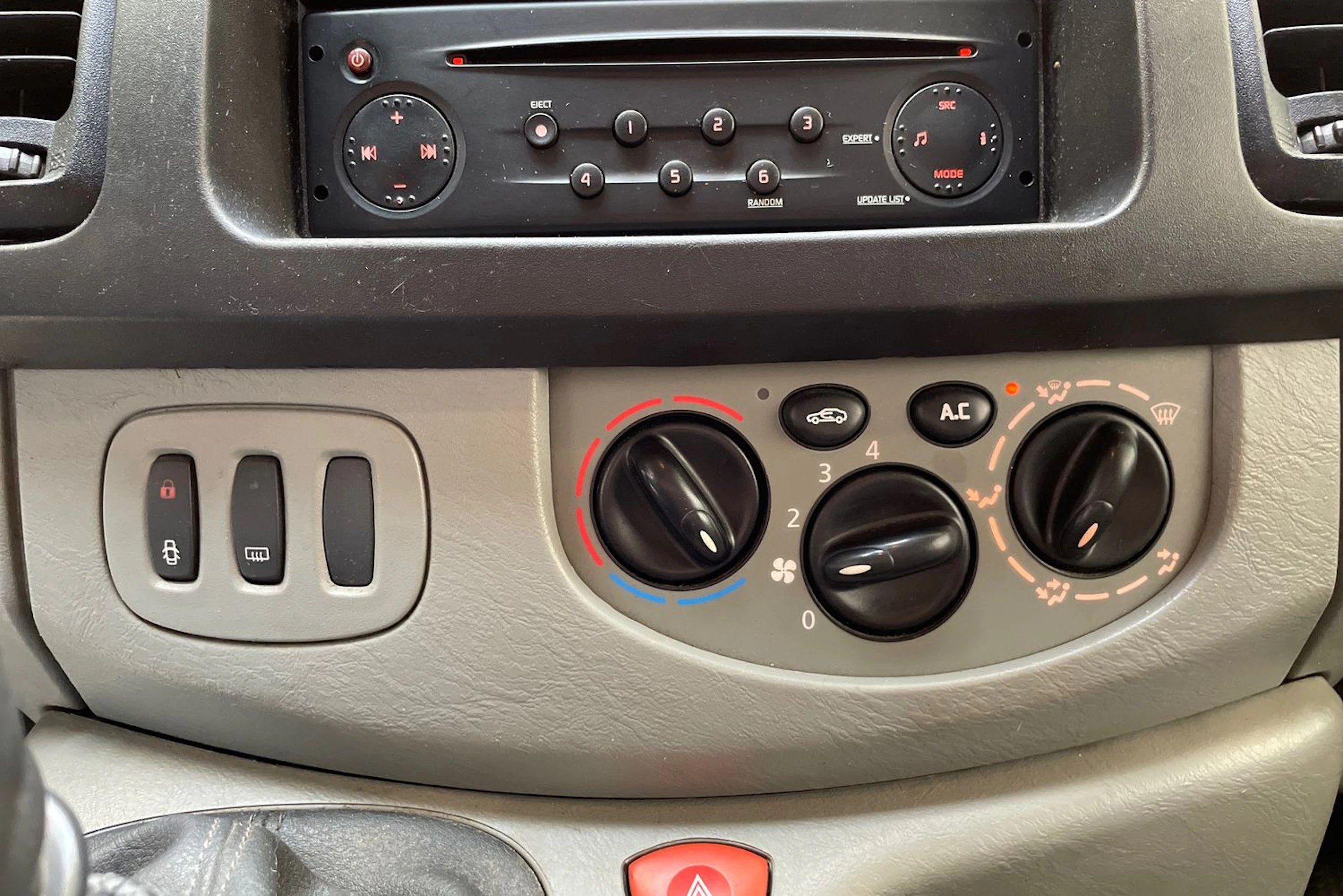 musta Renault Trafic 2005 kuva 18.