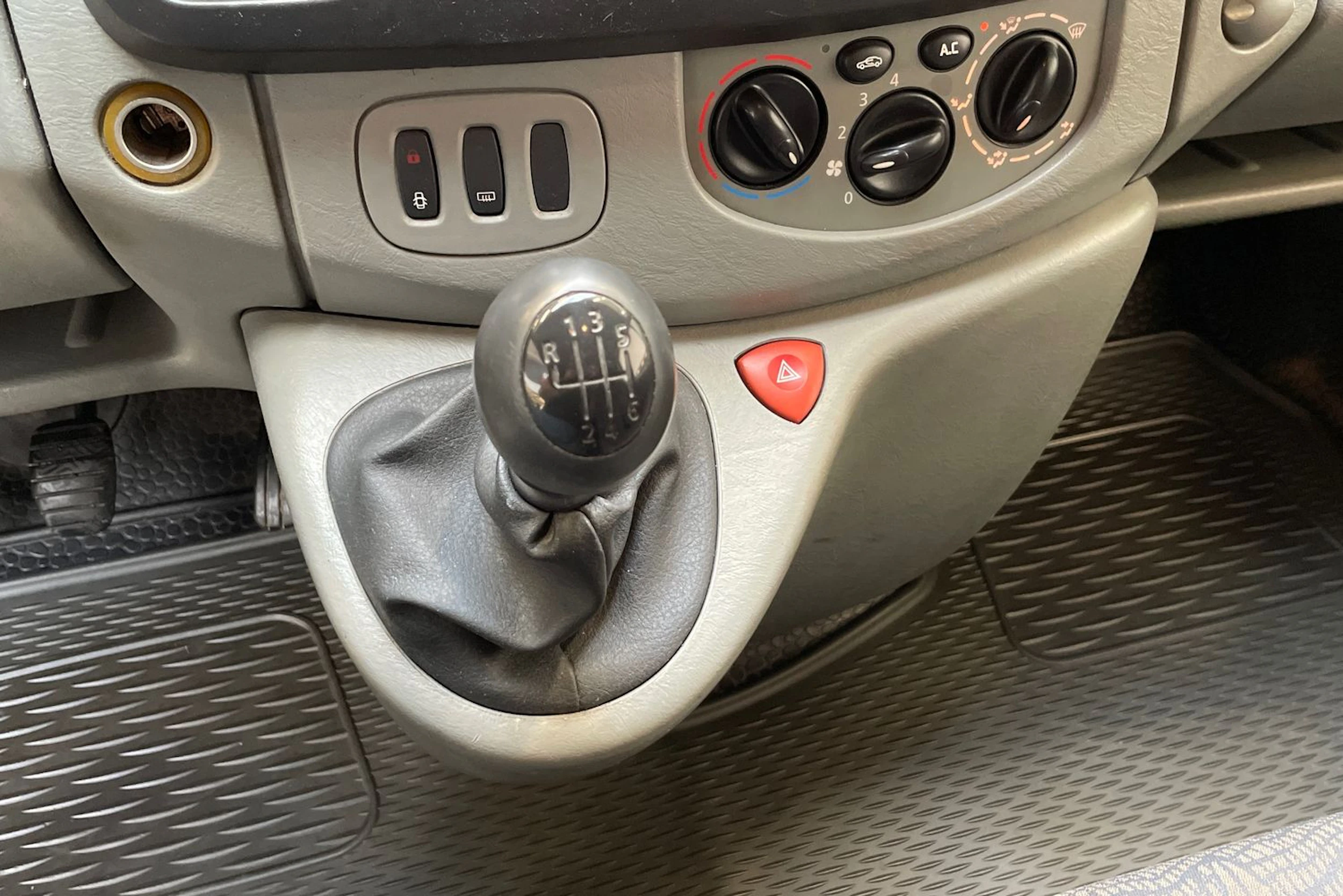 musta Renault Trafic 2005 kuva 19.