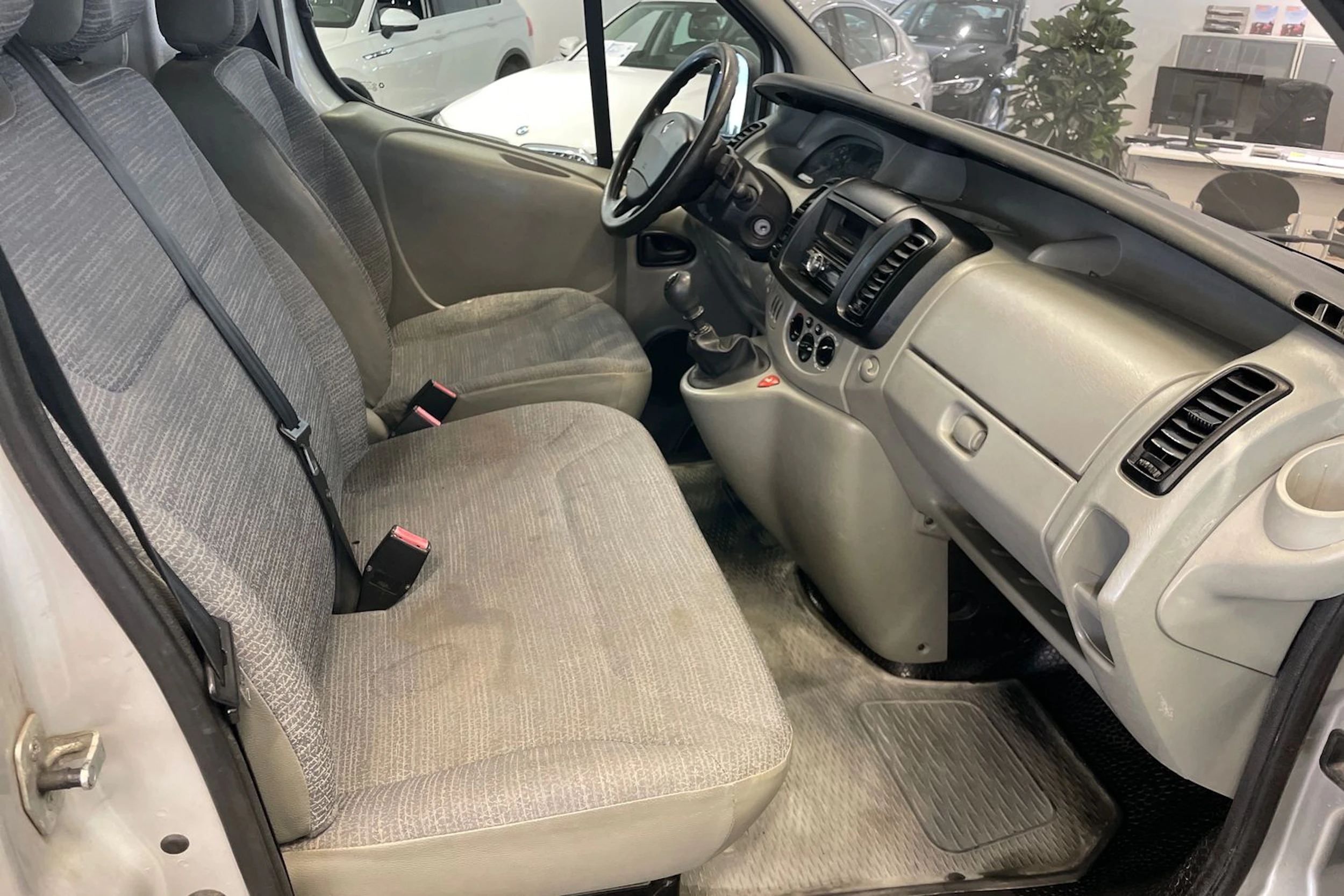 Harmaa Renault Trafic 2008 kuva 19.