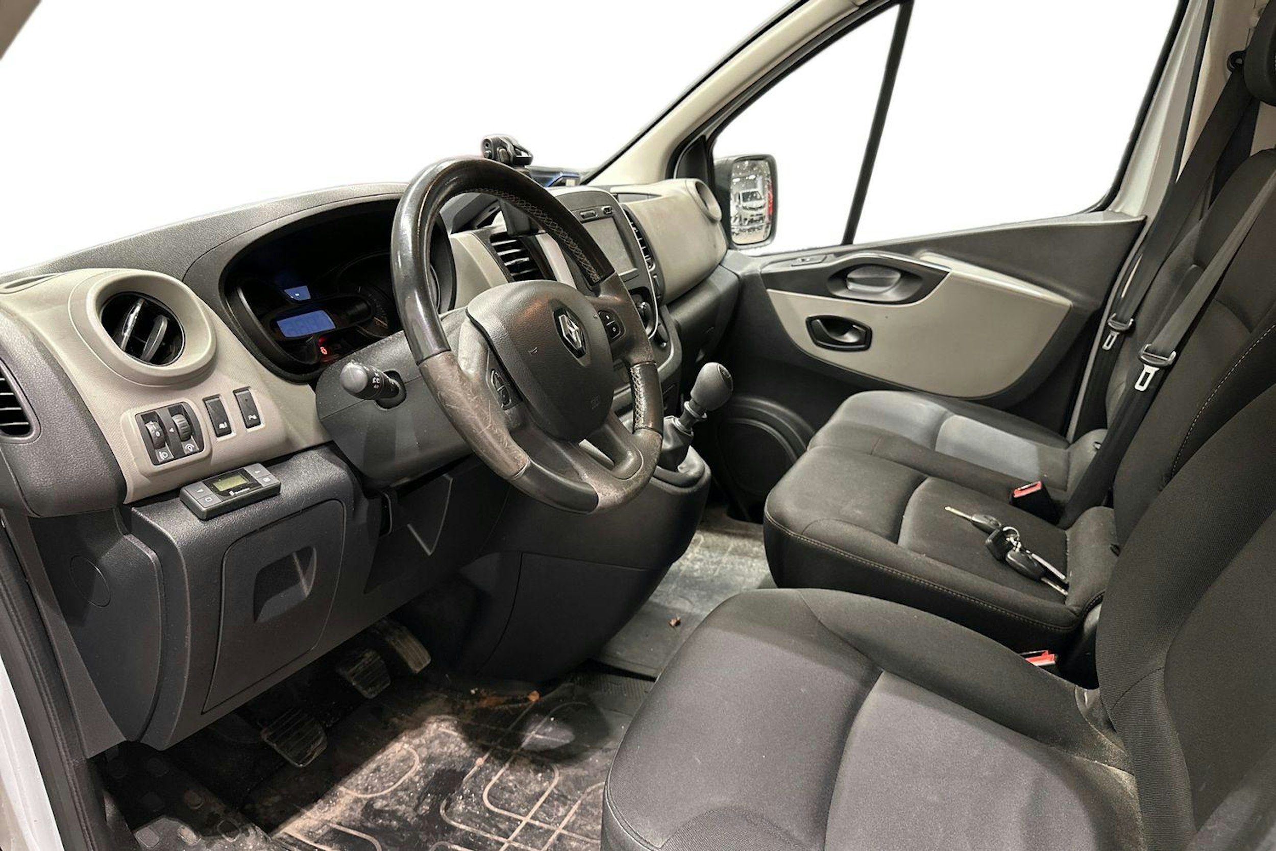 valkoinen Renault Trafic 2015 kuva 3.