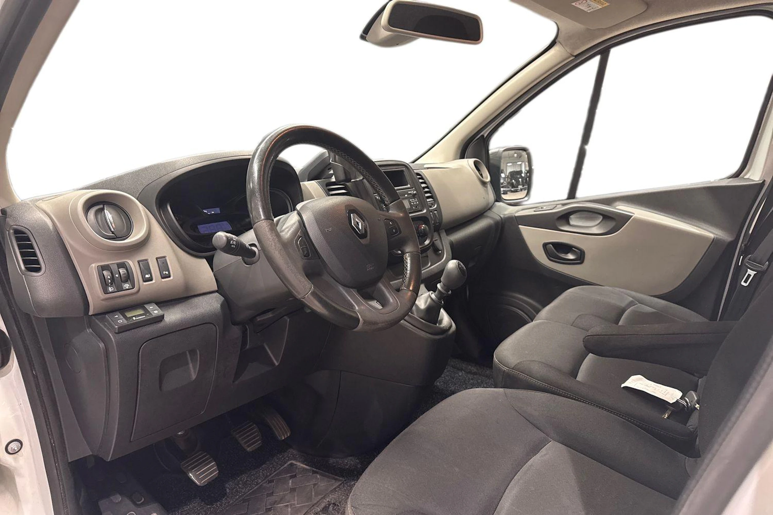 valkoinen Renault Trafic 2015 kuva 8.