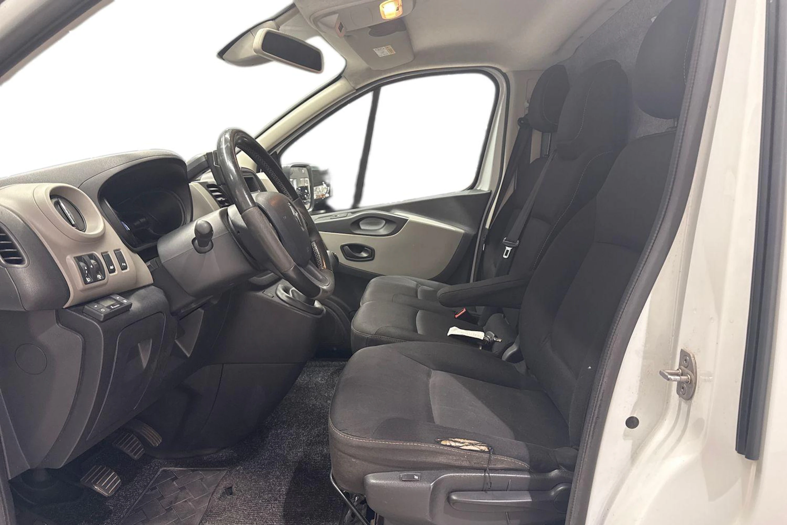 valkoinen Renault Trafic 2015 kuva 9.