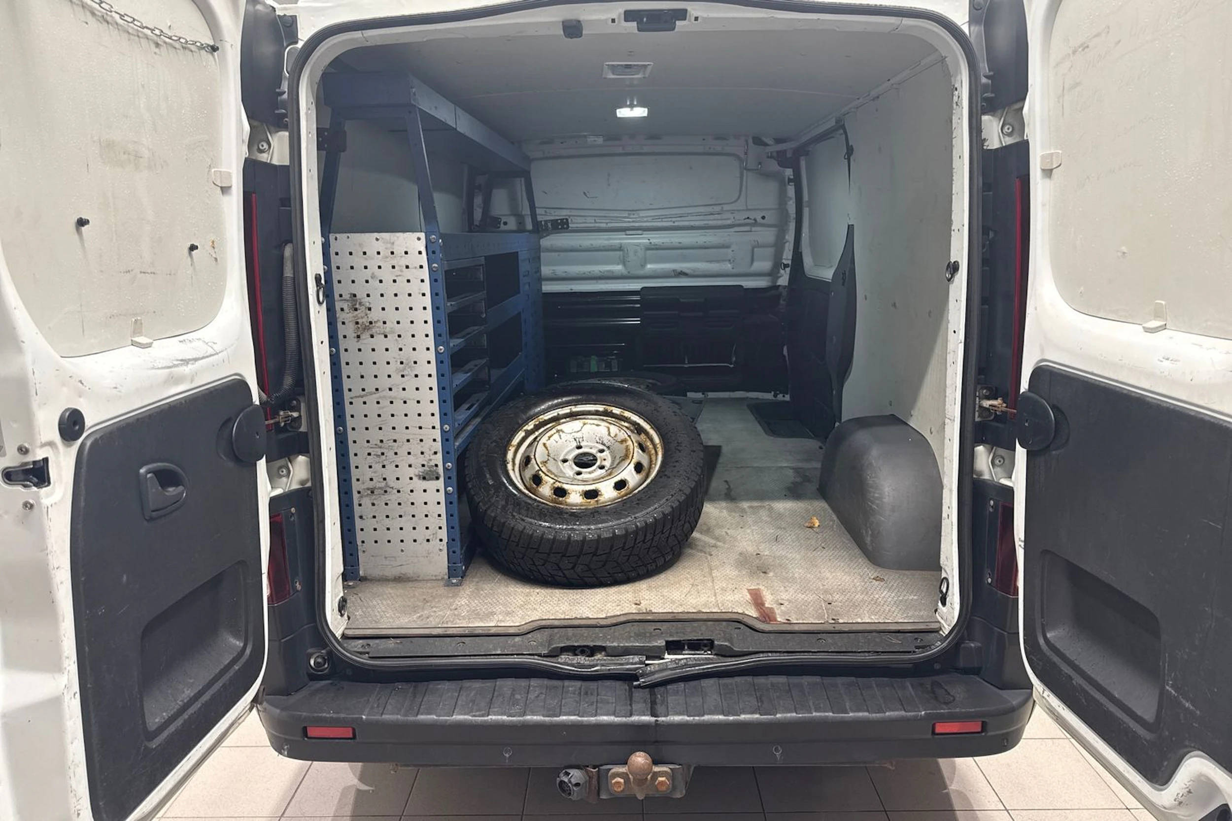 valkoinen Renault Trafic 2015 kuva 16.