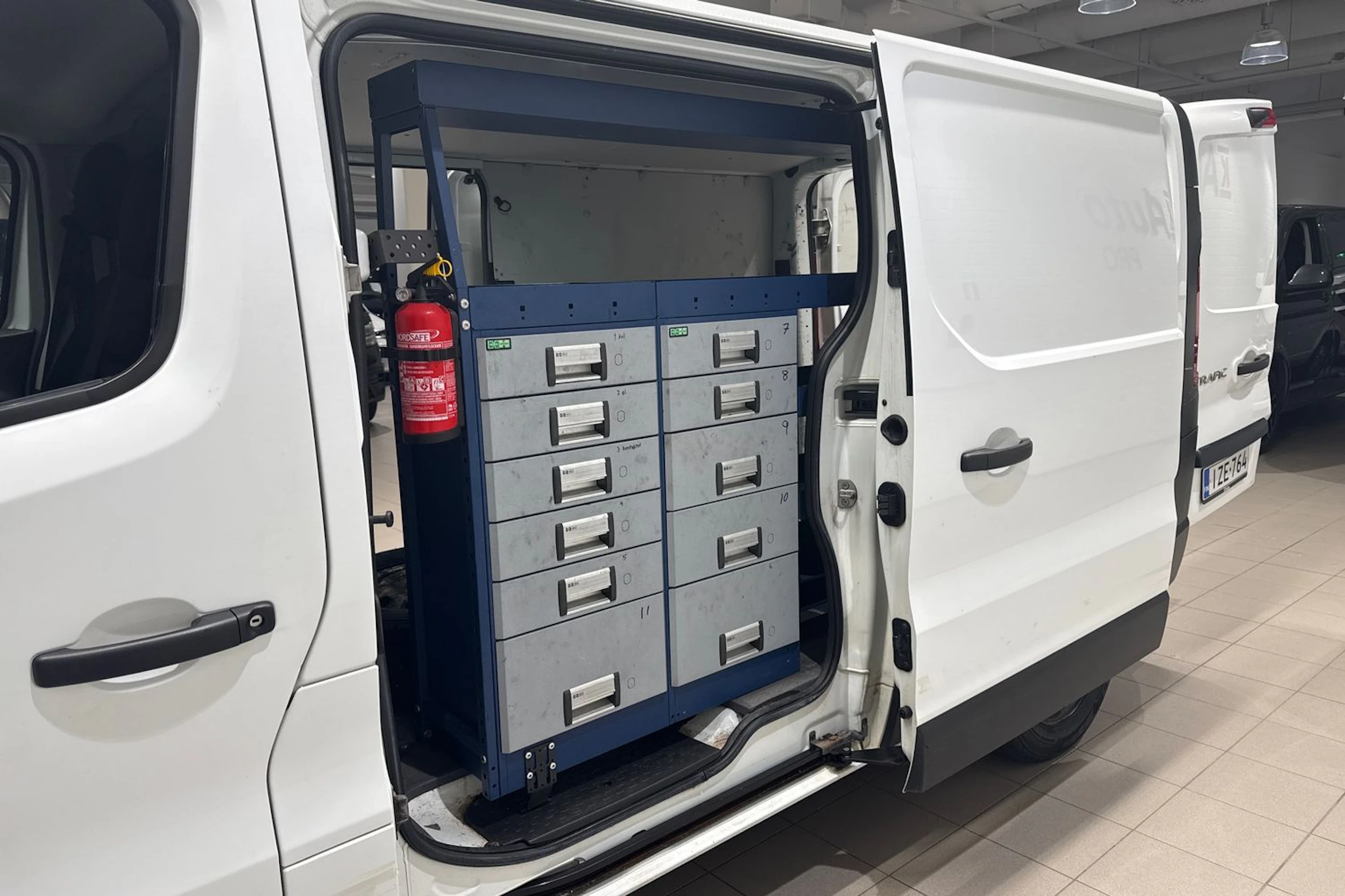 valkoinen Renault Trafic 2015 kuva 20.