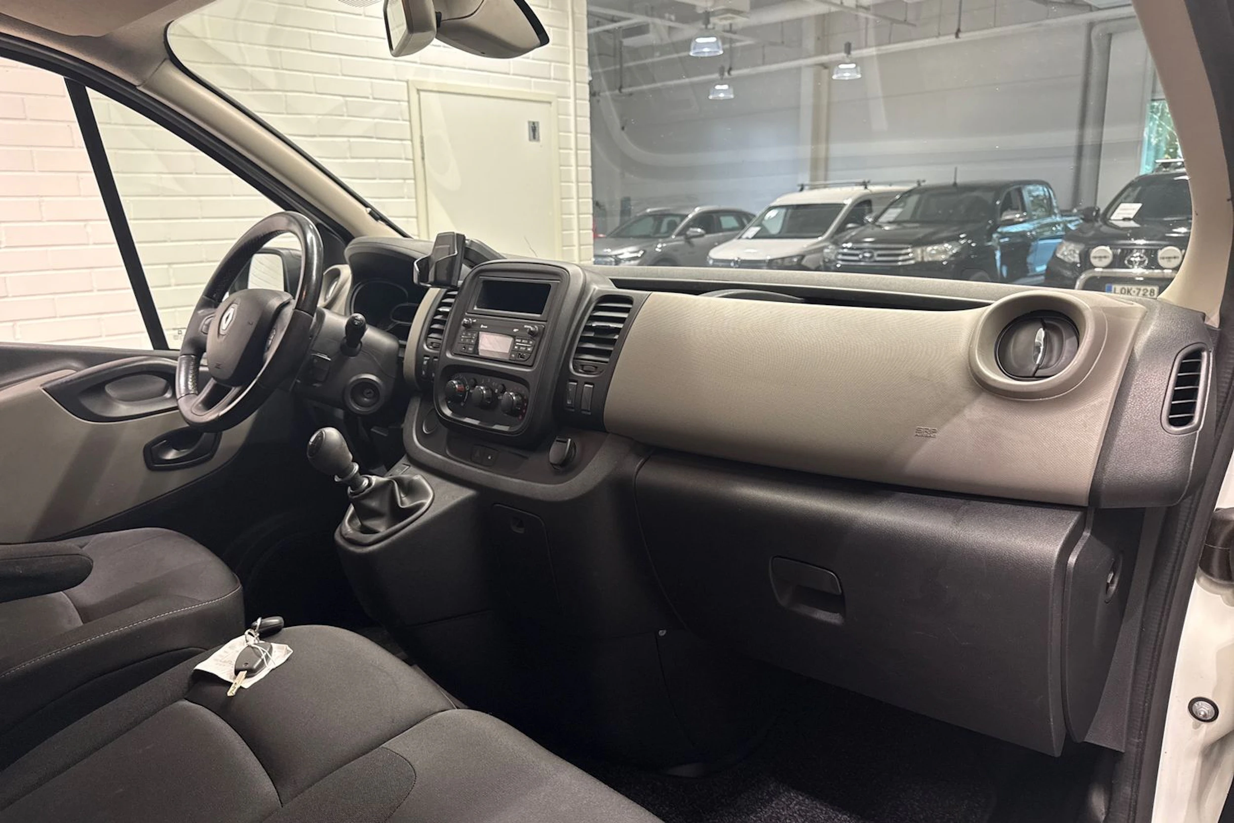 valkoinen Renault Trafic 2015 kuva 22.