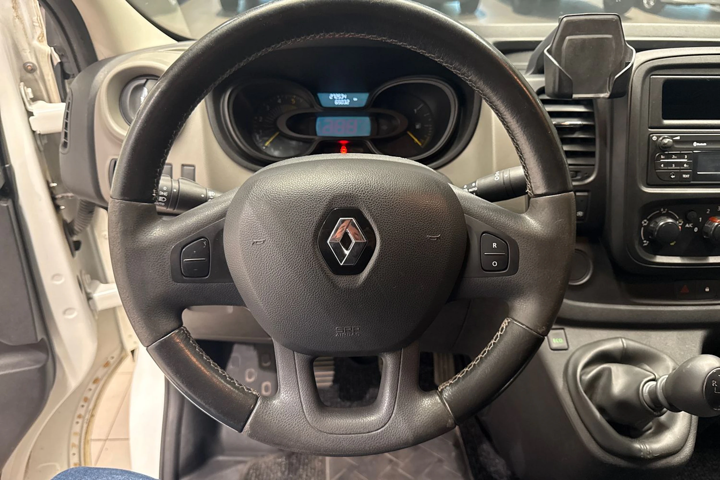 valkoinen Renault Trafic 2015 kuva 23.