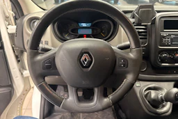 valkoinen Renault Trafic 2015 kuva 23.