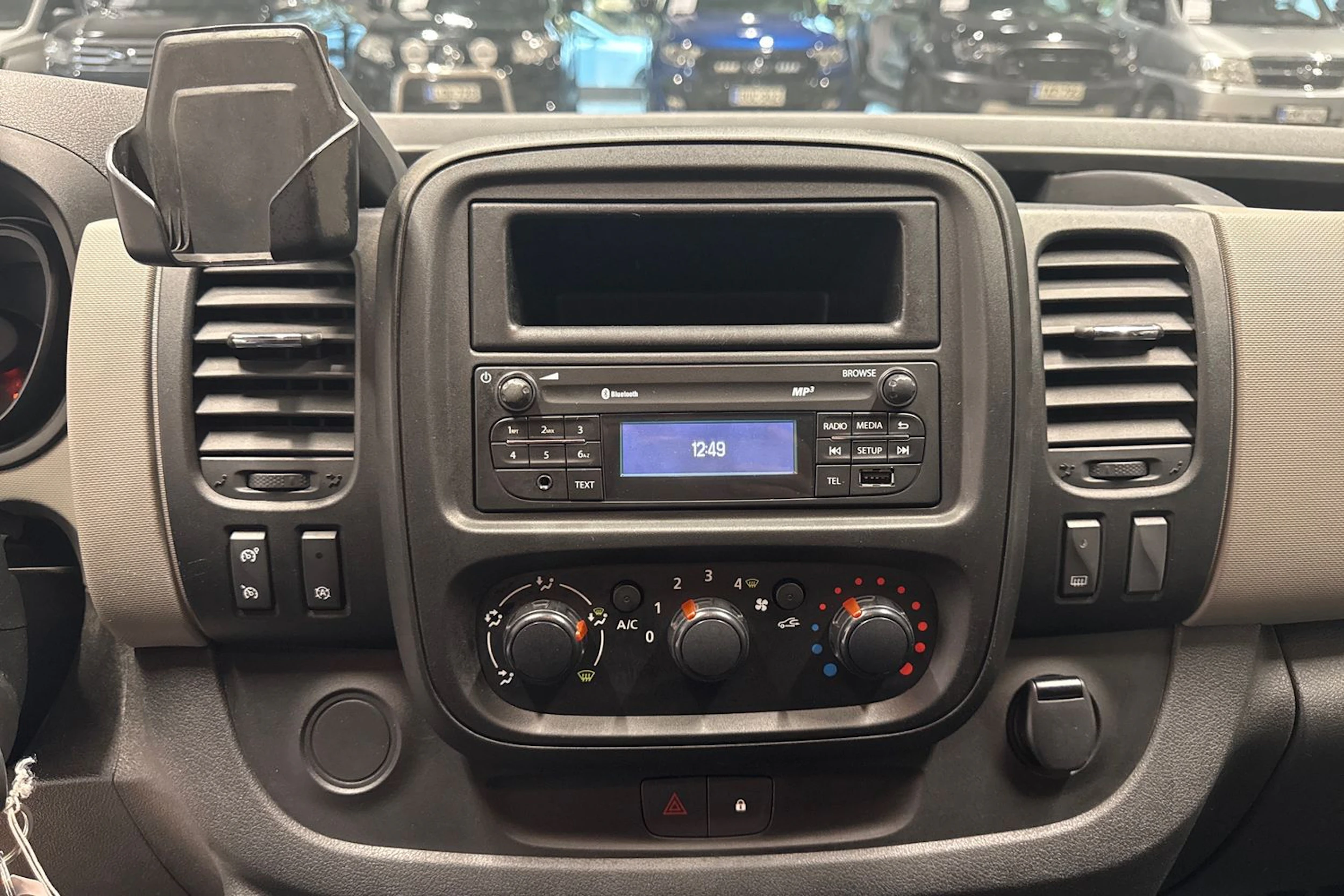 valkoinen Renault Trafic 2015 kuva 24.