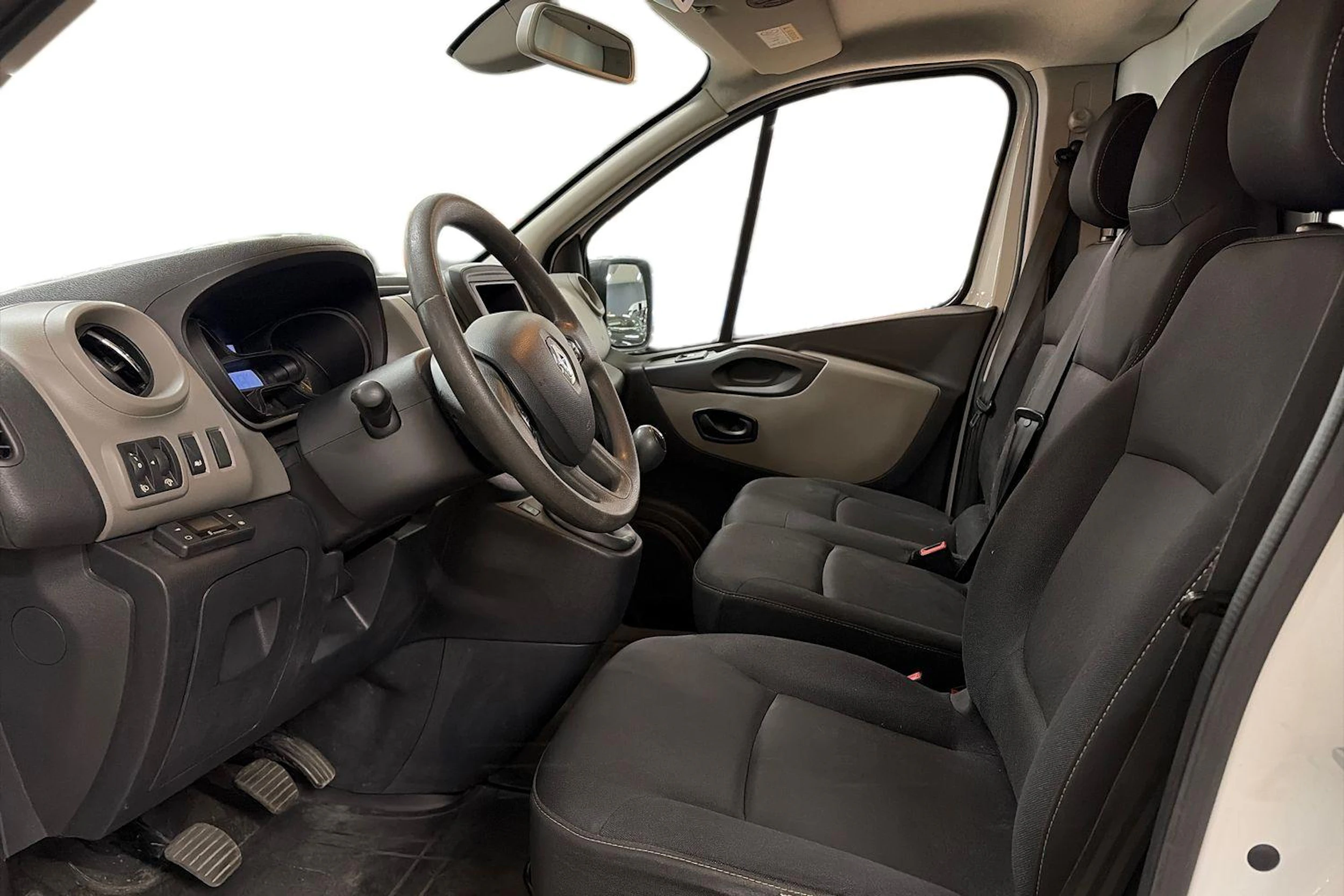 valkoinen Renault Trafic 2015 kuva 3.