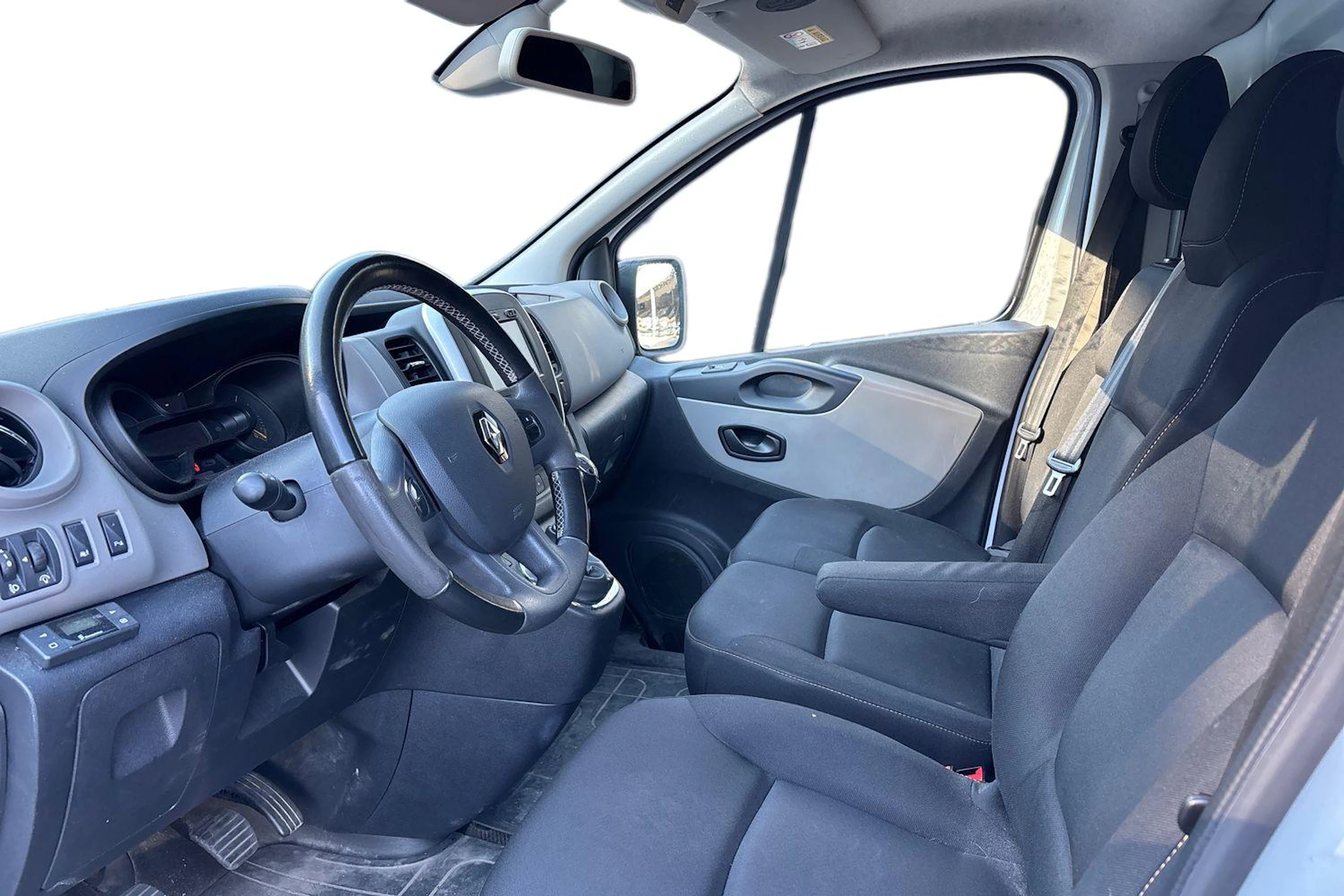 valkoinen Renault Trafic 2016 kuva 3.