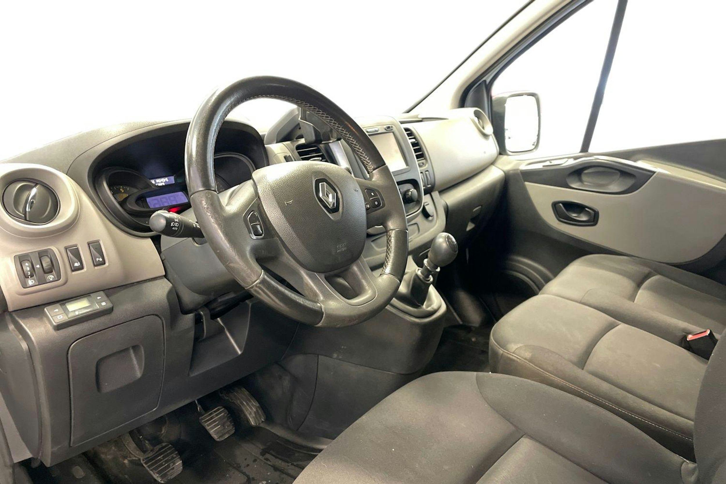 Valkoinen Renault Trafic 2016 kuva 8.