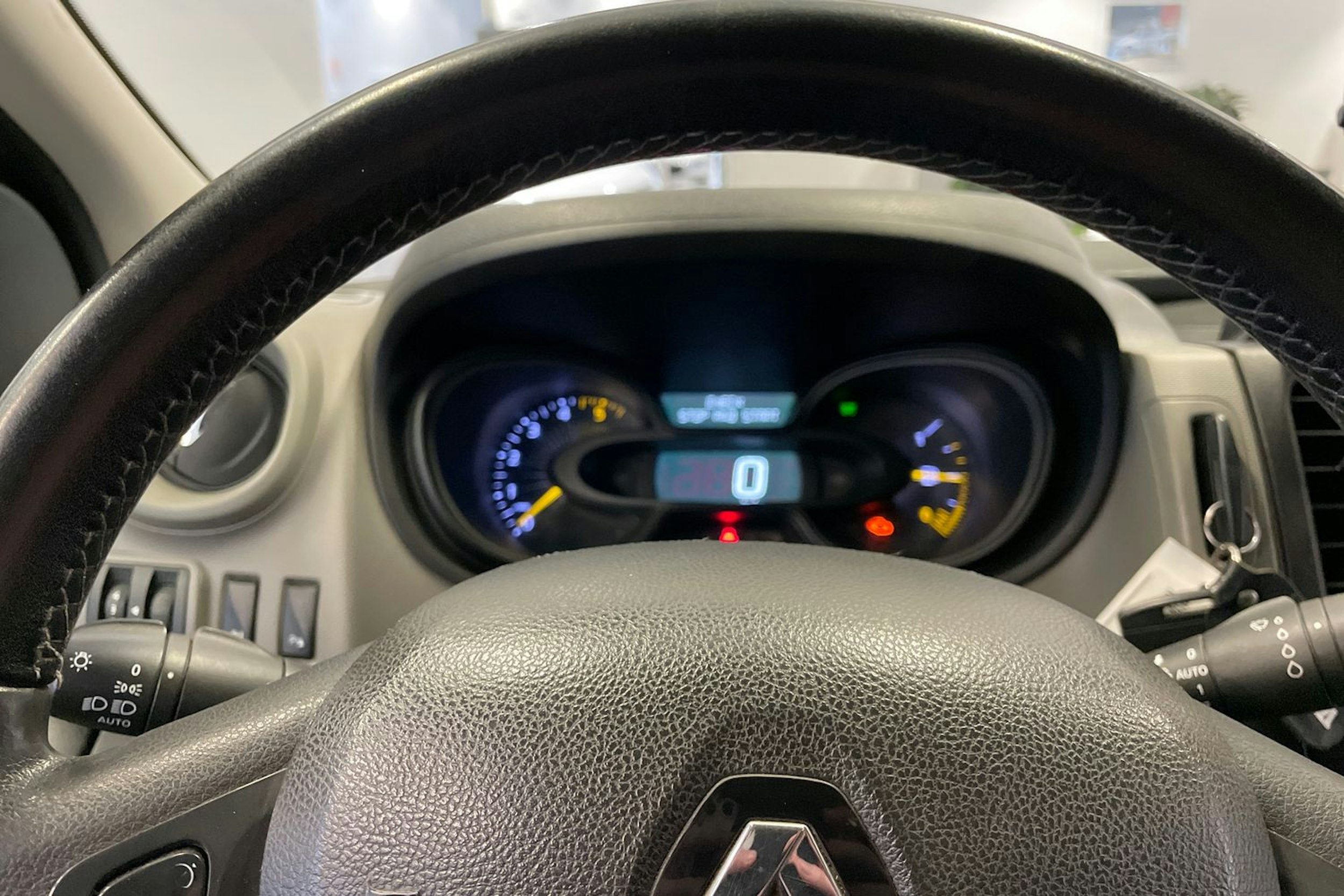 Valkoinen Renault Trafic 2016 kuva 16.