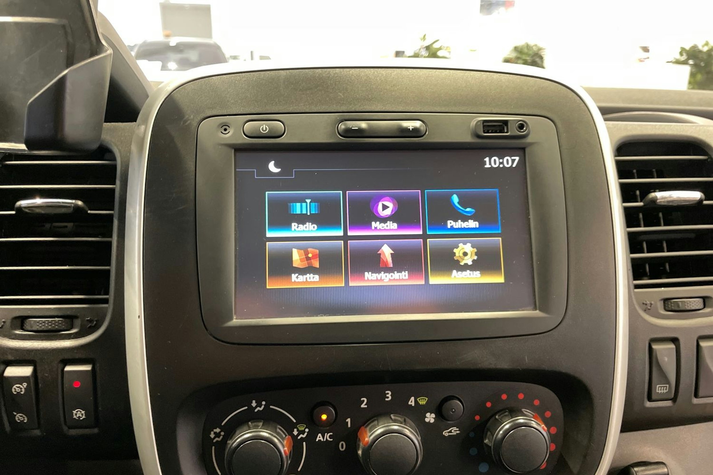 Valkoinen Renault Trafic 2016 kuva 17.