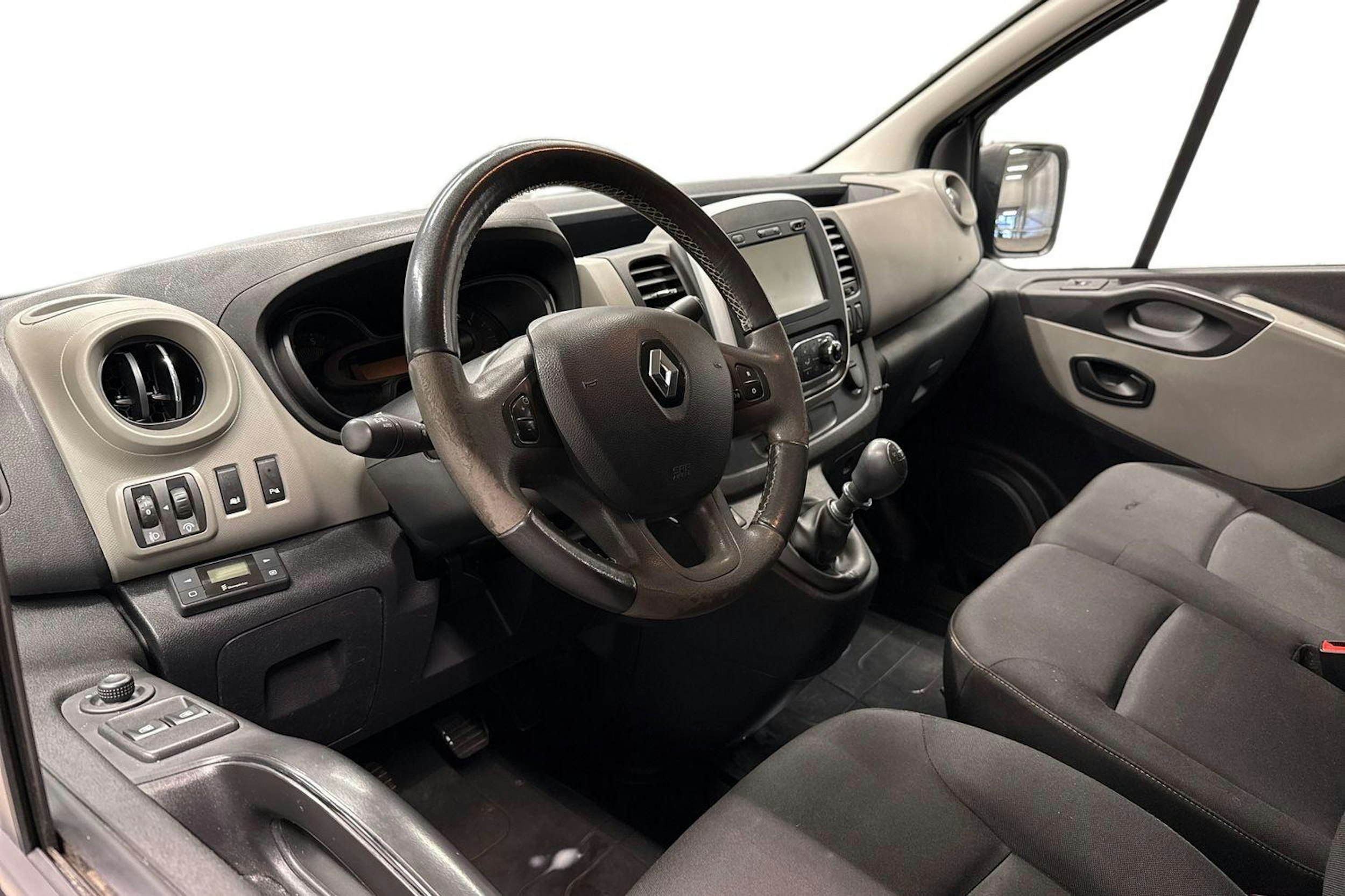 musta Renault Trafic 2016 kuva 8.