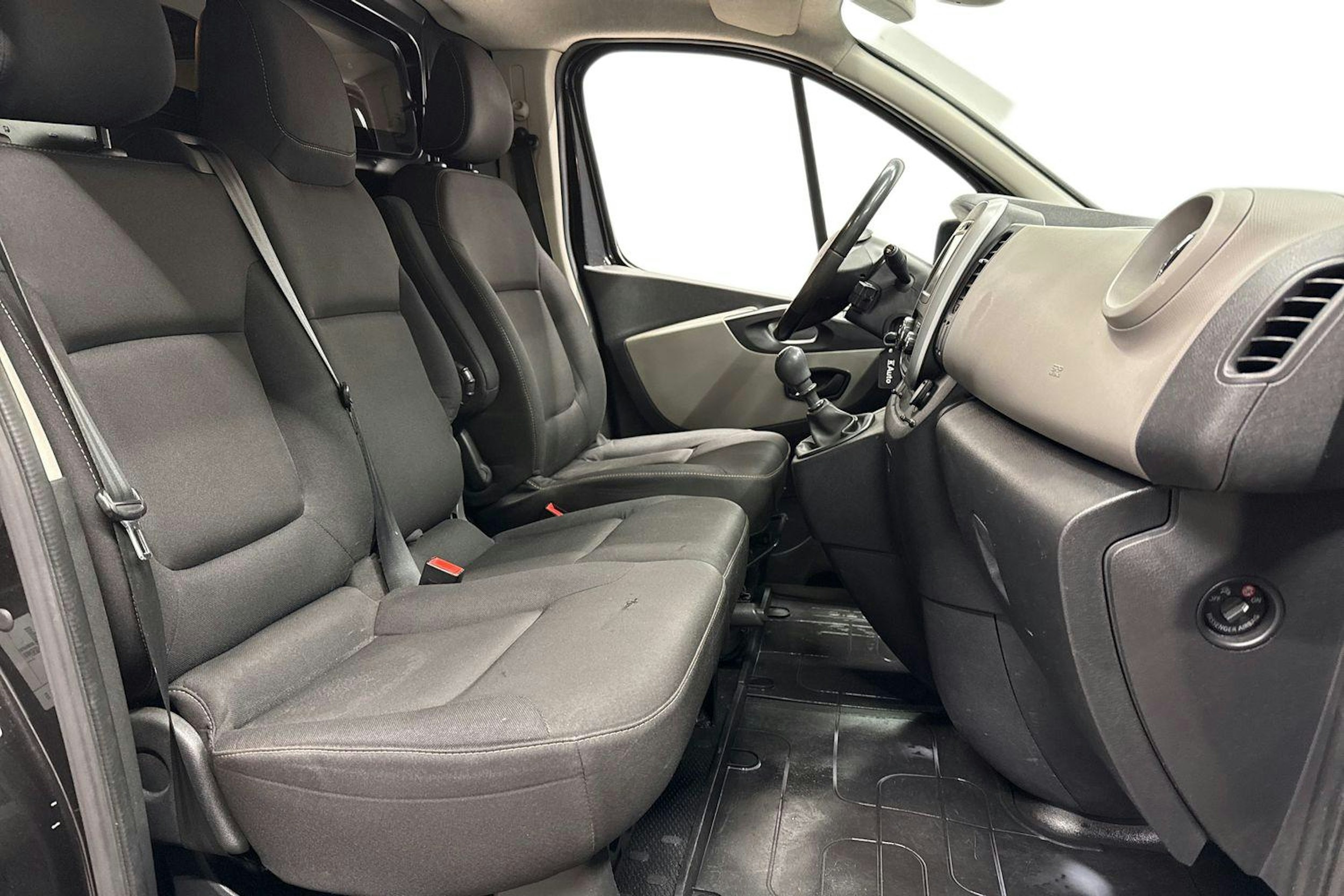 musta Renault Trafic 2016 kuva 11.