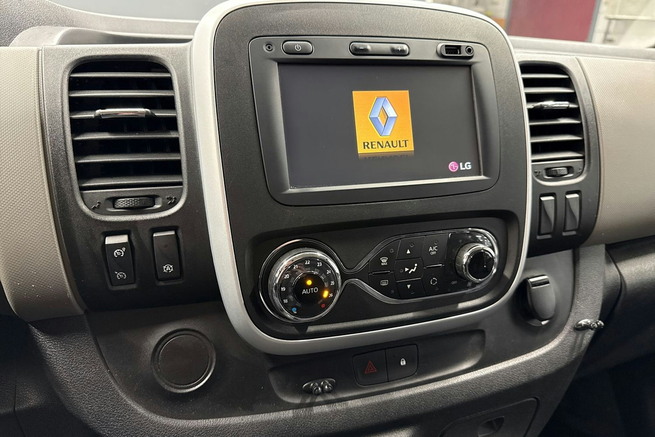 musta Renault Trafic 2016 kuva 21.