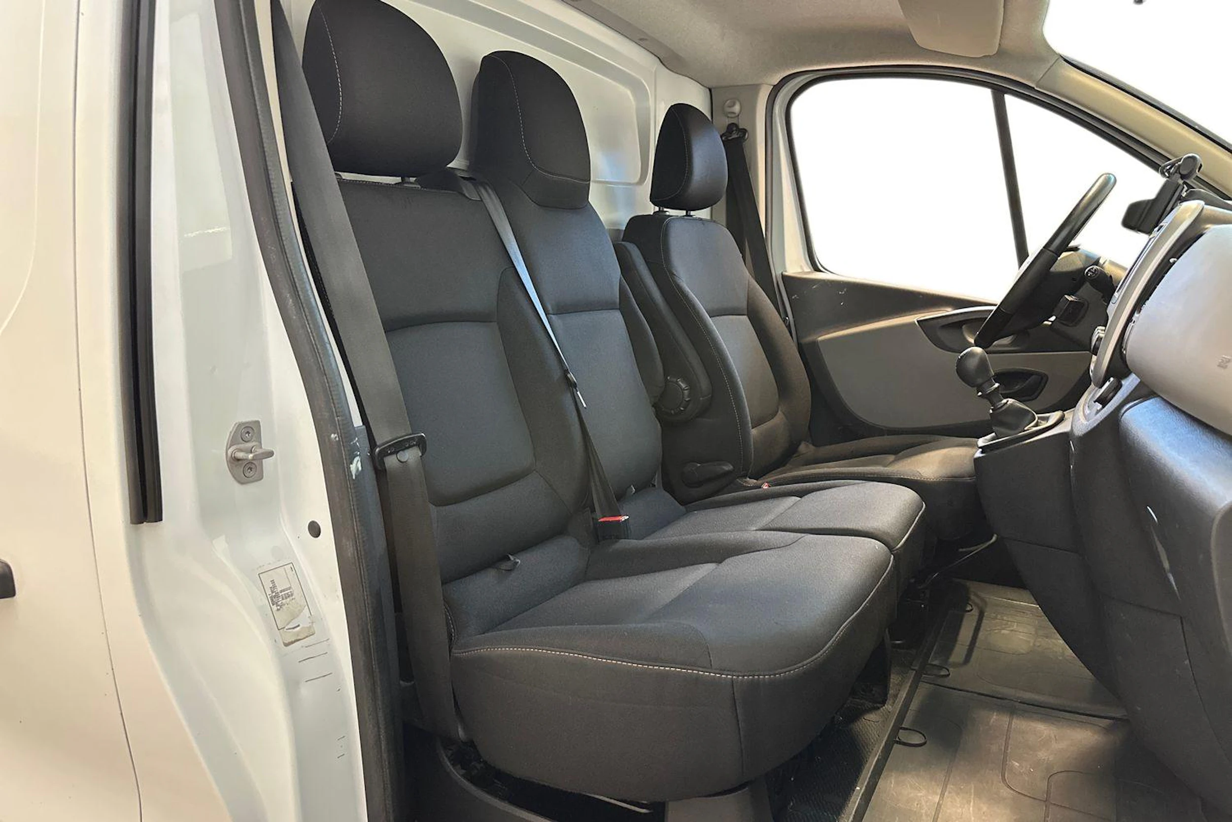 Valkoinen Renault Trafic 2016 kuva 11.