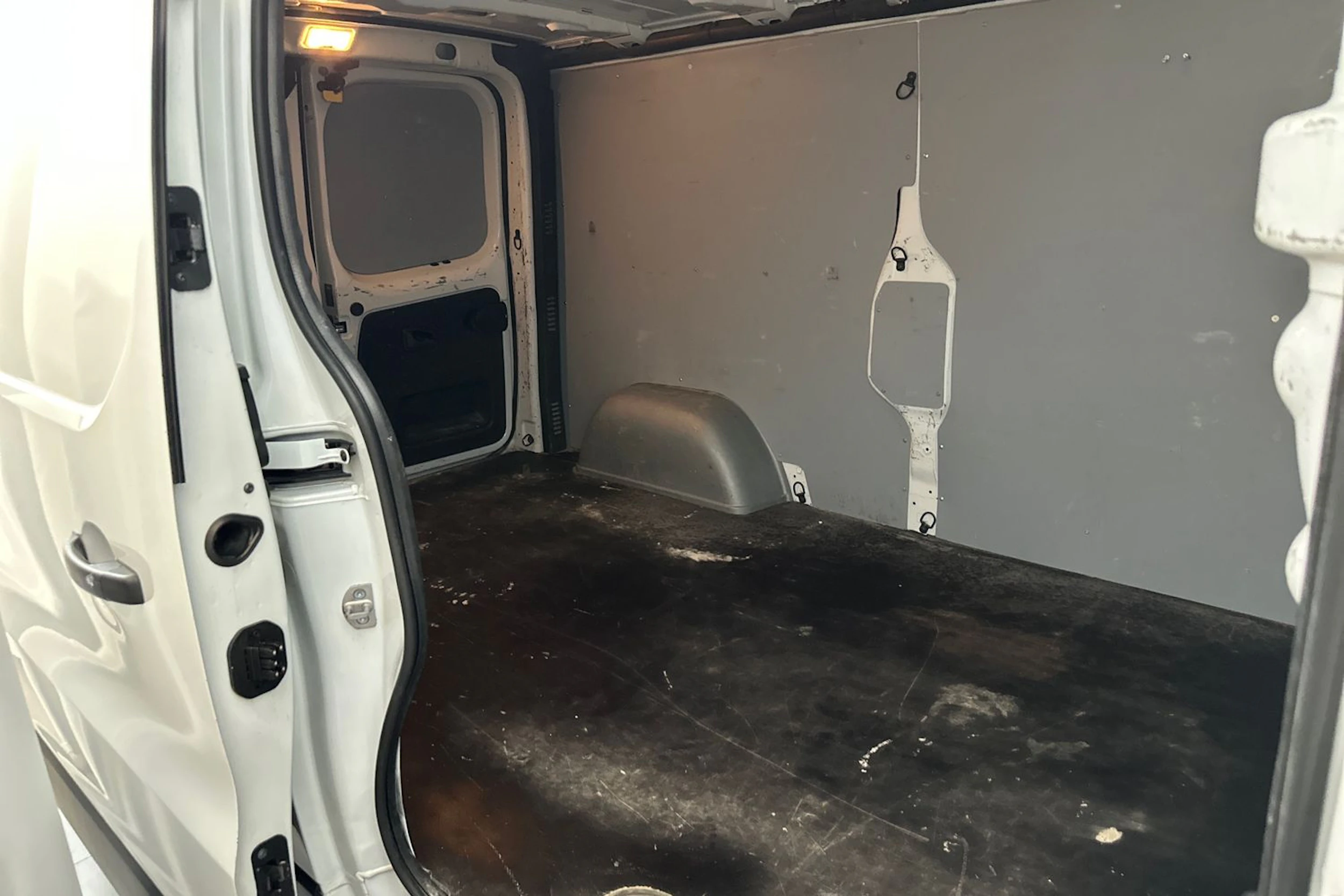 Valkoinen Renault Trafic 2016 kuva 15.