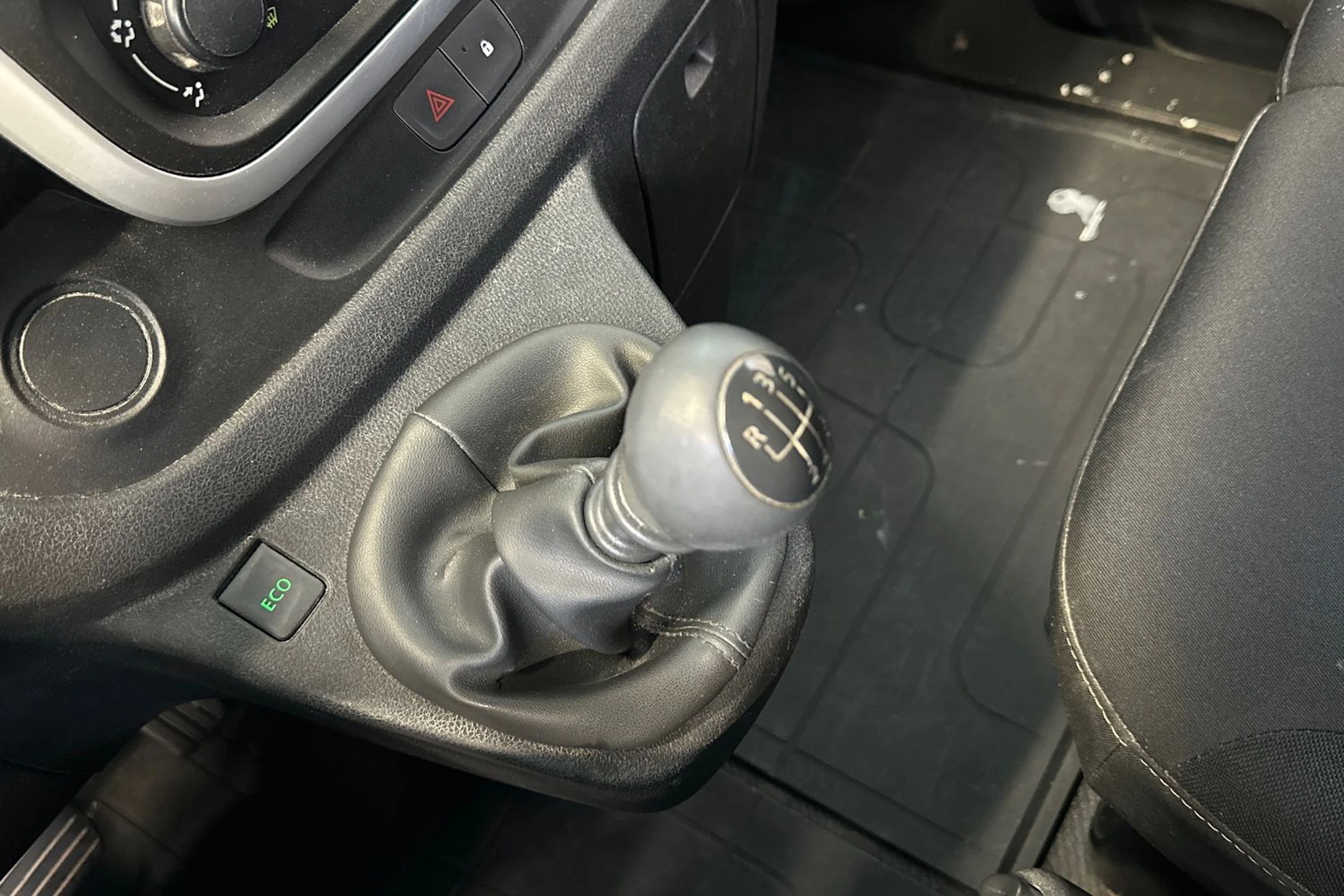 Valkoinen Renault Trafic 2016 kuva 23.