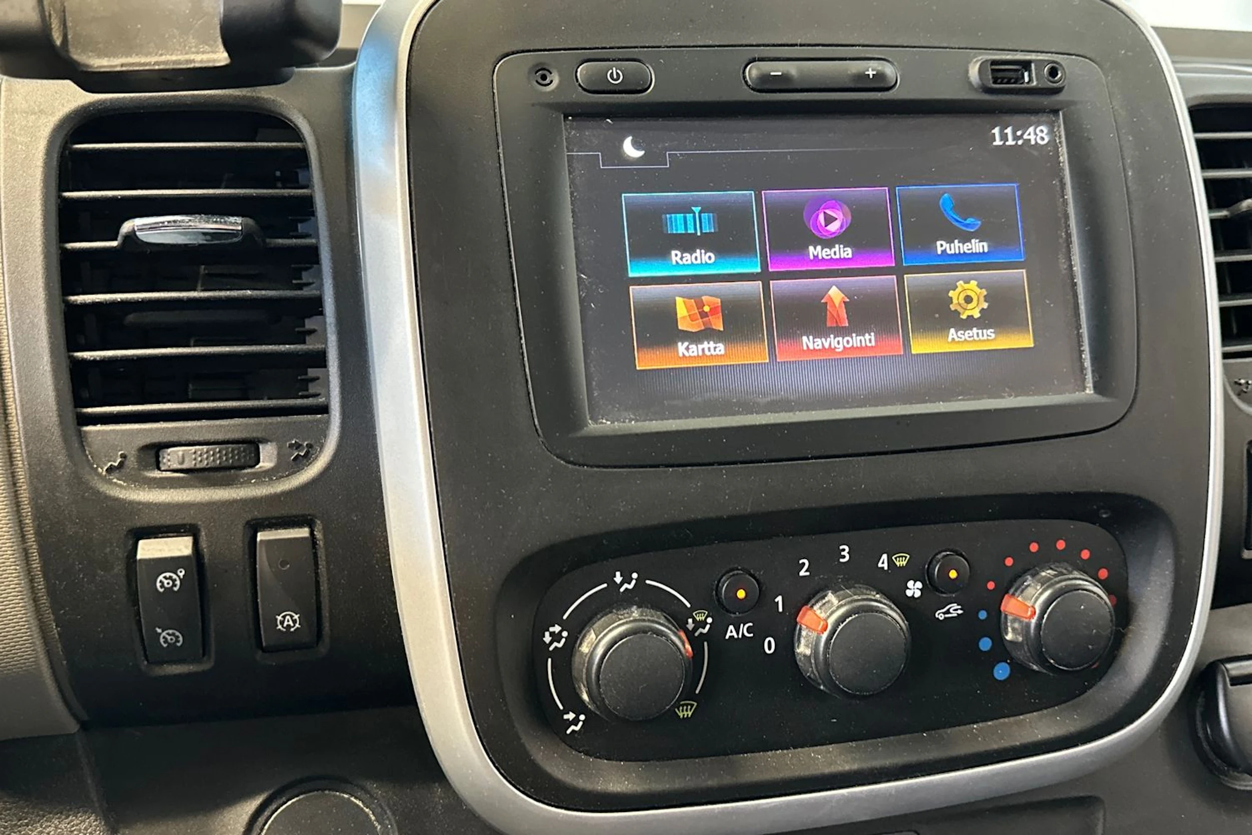 Valkoinen Renault Trafic 2016 kuva 24.