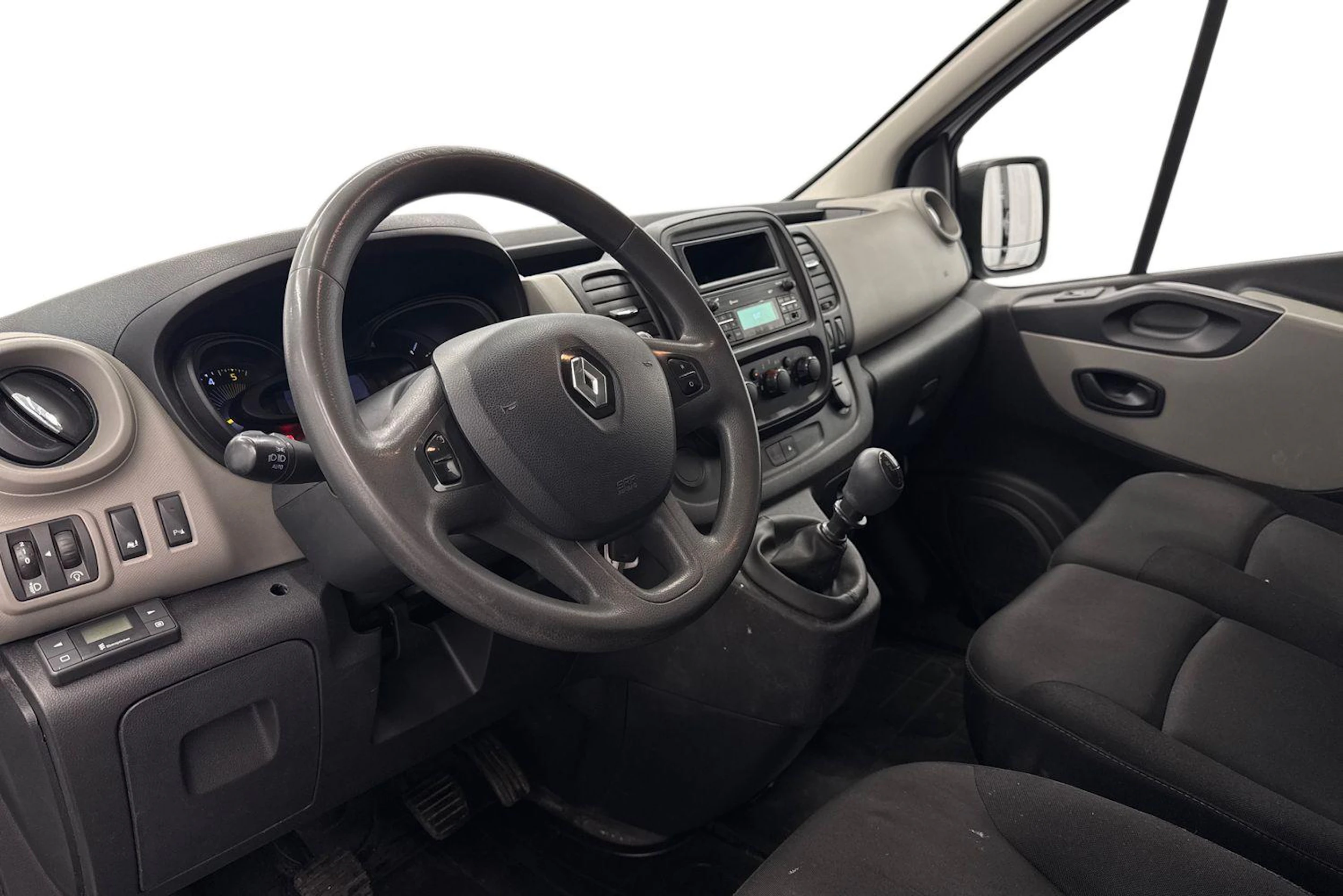 valkoinen Renault Trafic 2017 kuva 6.