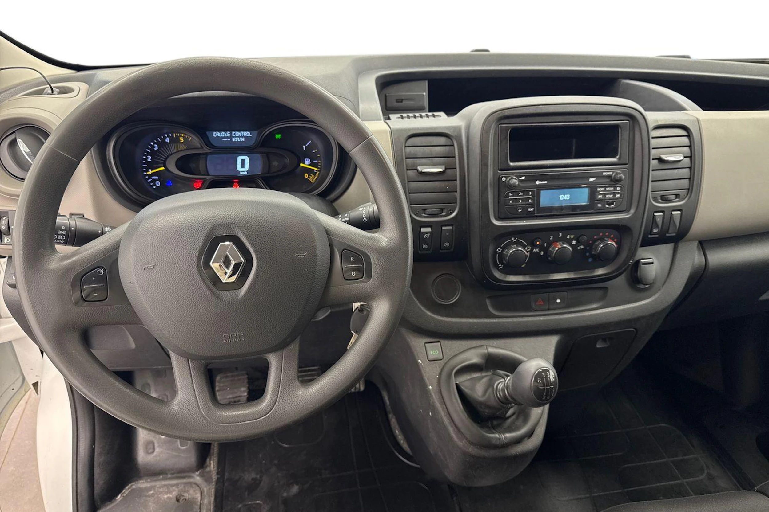 valkoinen Renault Trafic 2017 kuva 7.