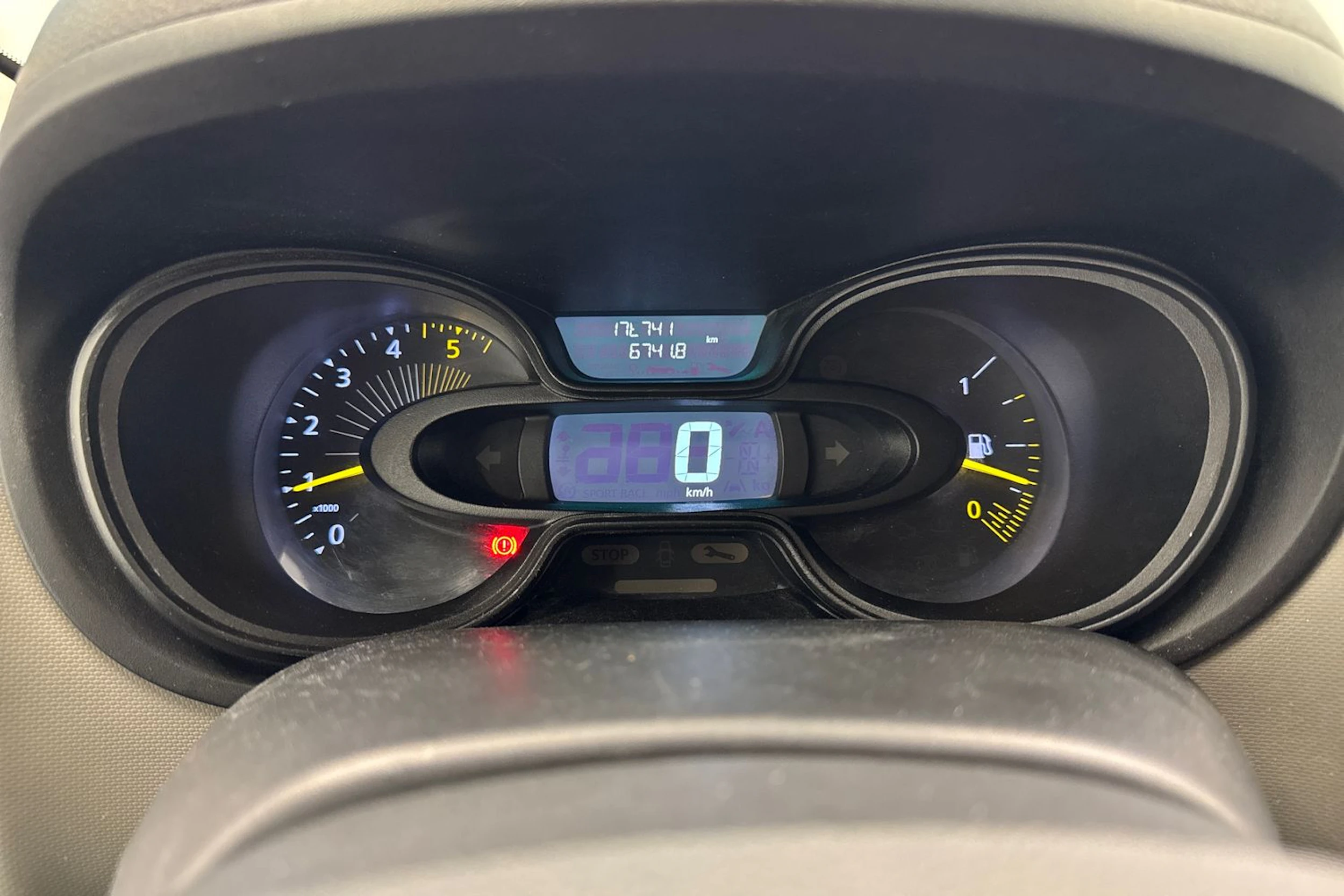 valkoinen Renault Trafic 2017 kuva 10.
