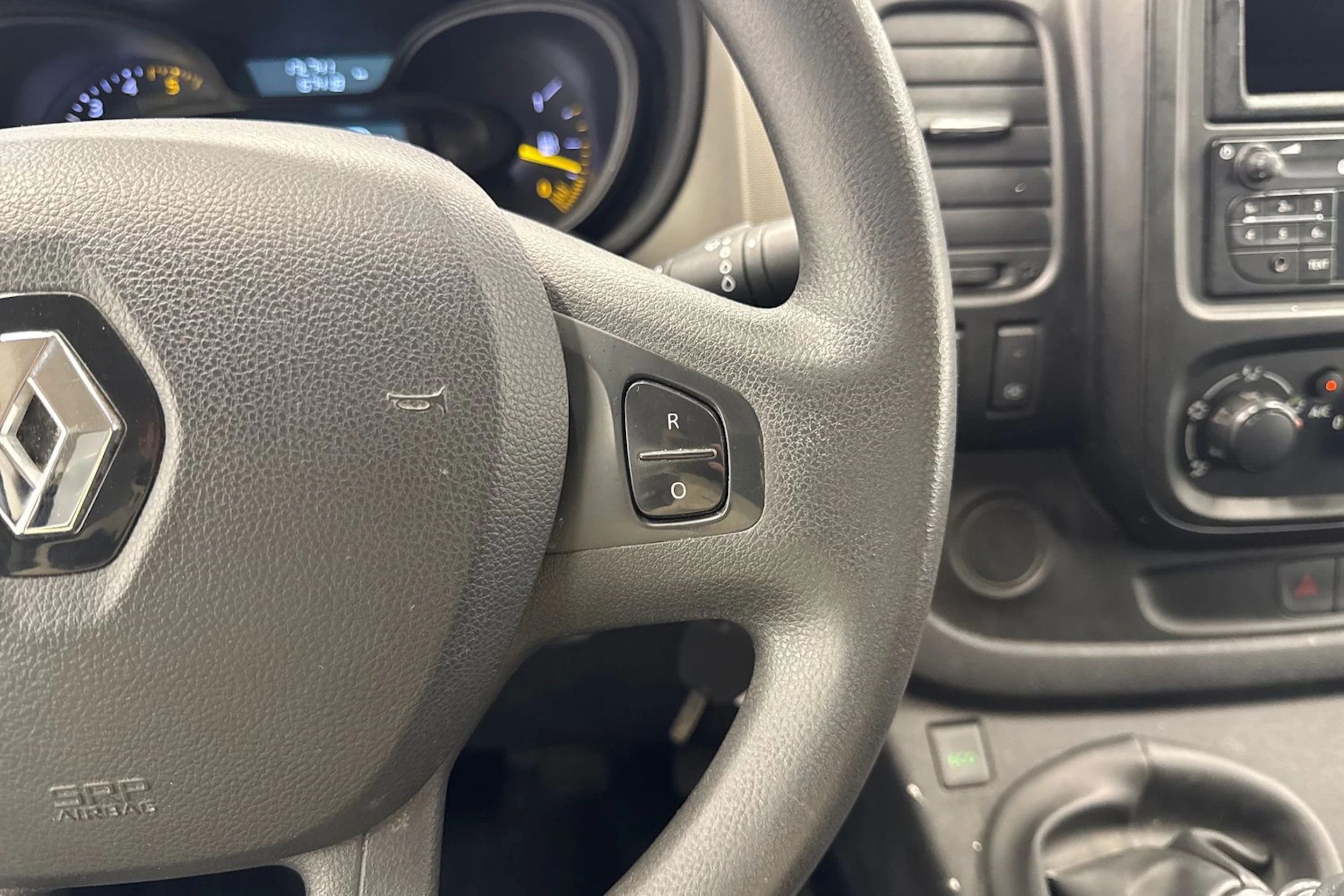 valkoinen Renault Trafic 2017 kuva 12.