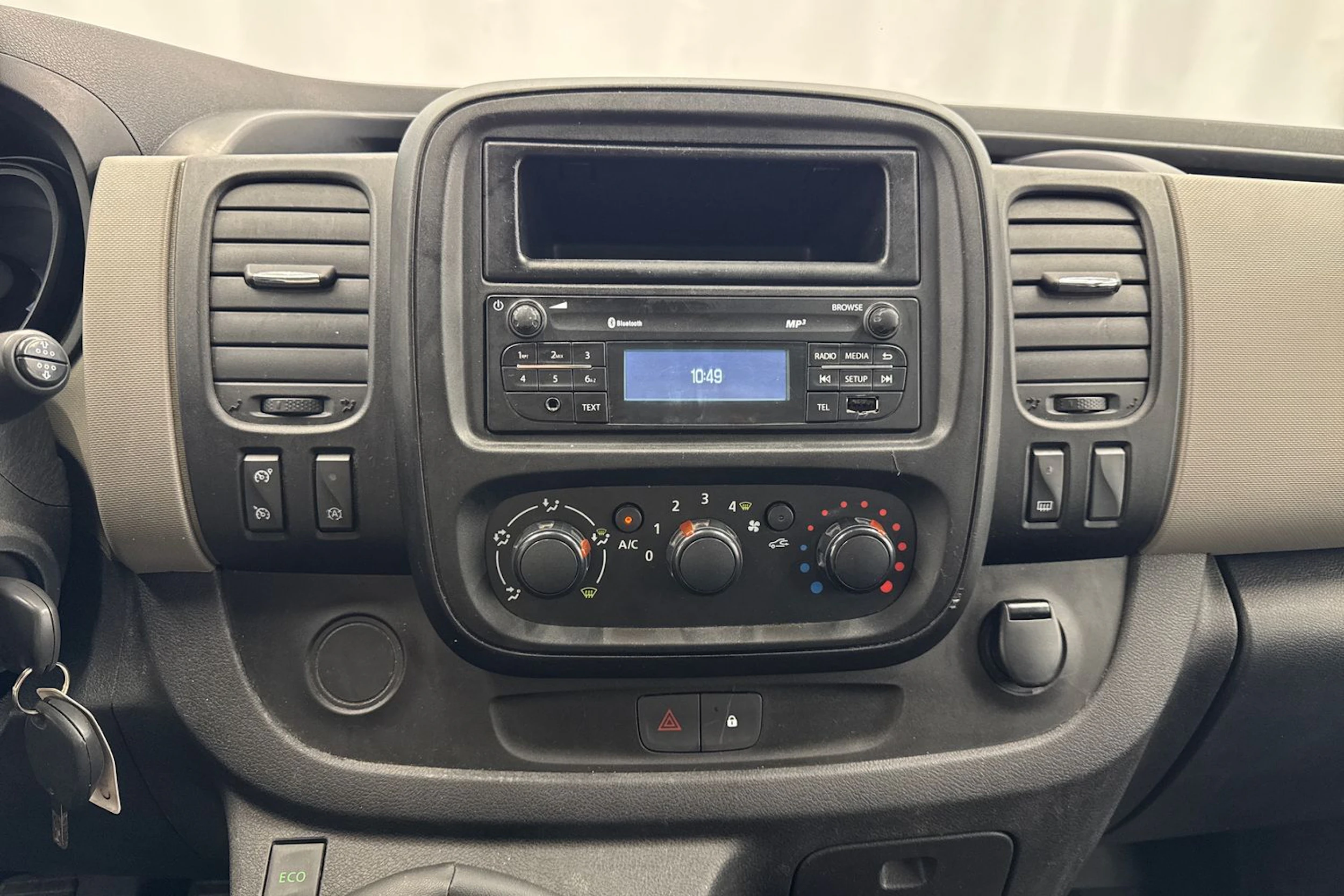 valkoinen Renault Trafic 2017 kuva 13.