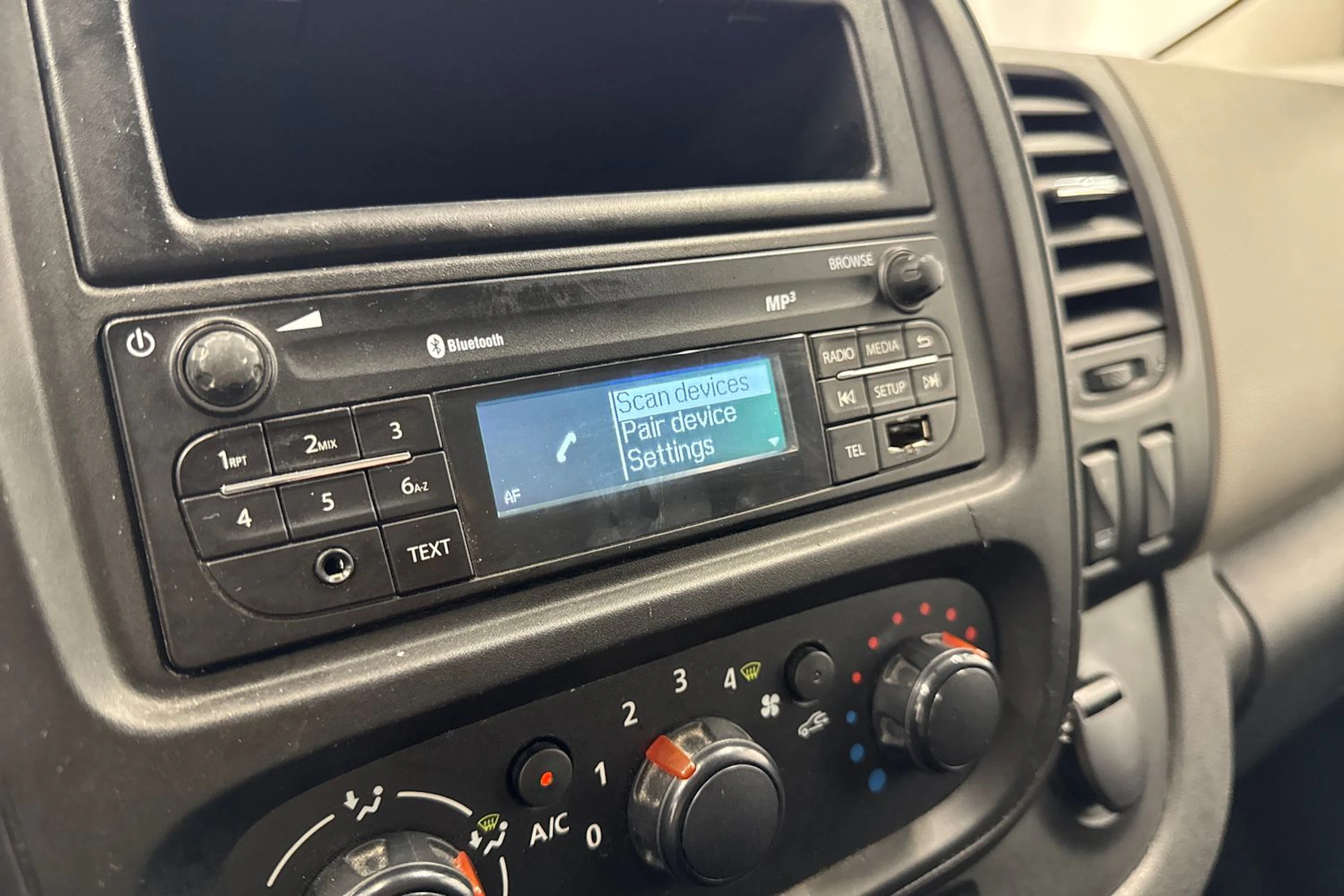 valkoinen Renault Trafic 2017 kuva 14.